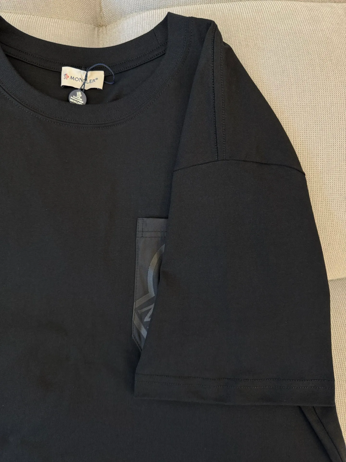 P160 Moncler woven pockets with hollow embroidered letter logo for men and women, short-sleeved T-shirt, 260g 100% double yarn pure cotton fabric, 32 double-strand threads, collar label, hangtag, main mark and three labels complete Size: XS S M L