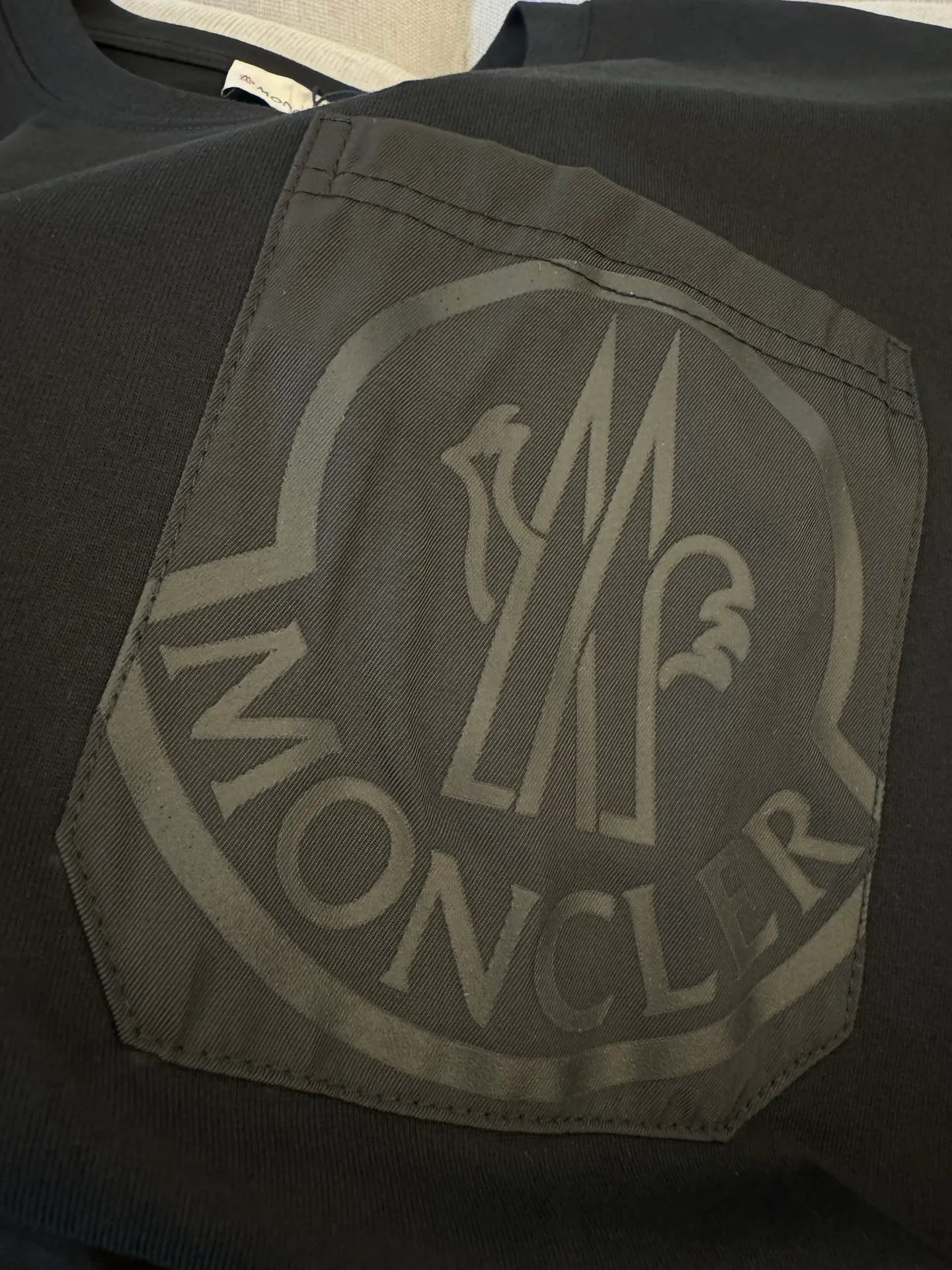 P160 Moncler woven pockets with hollow embroidered letter logo for men and women, short-sleeved T-shirt, 260g 100% double yarn pure cotton fabric, 32 double-strand threads, collar label, hangtag, main mark and three labels complete Size: XS S M L