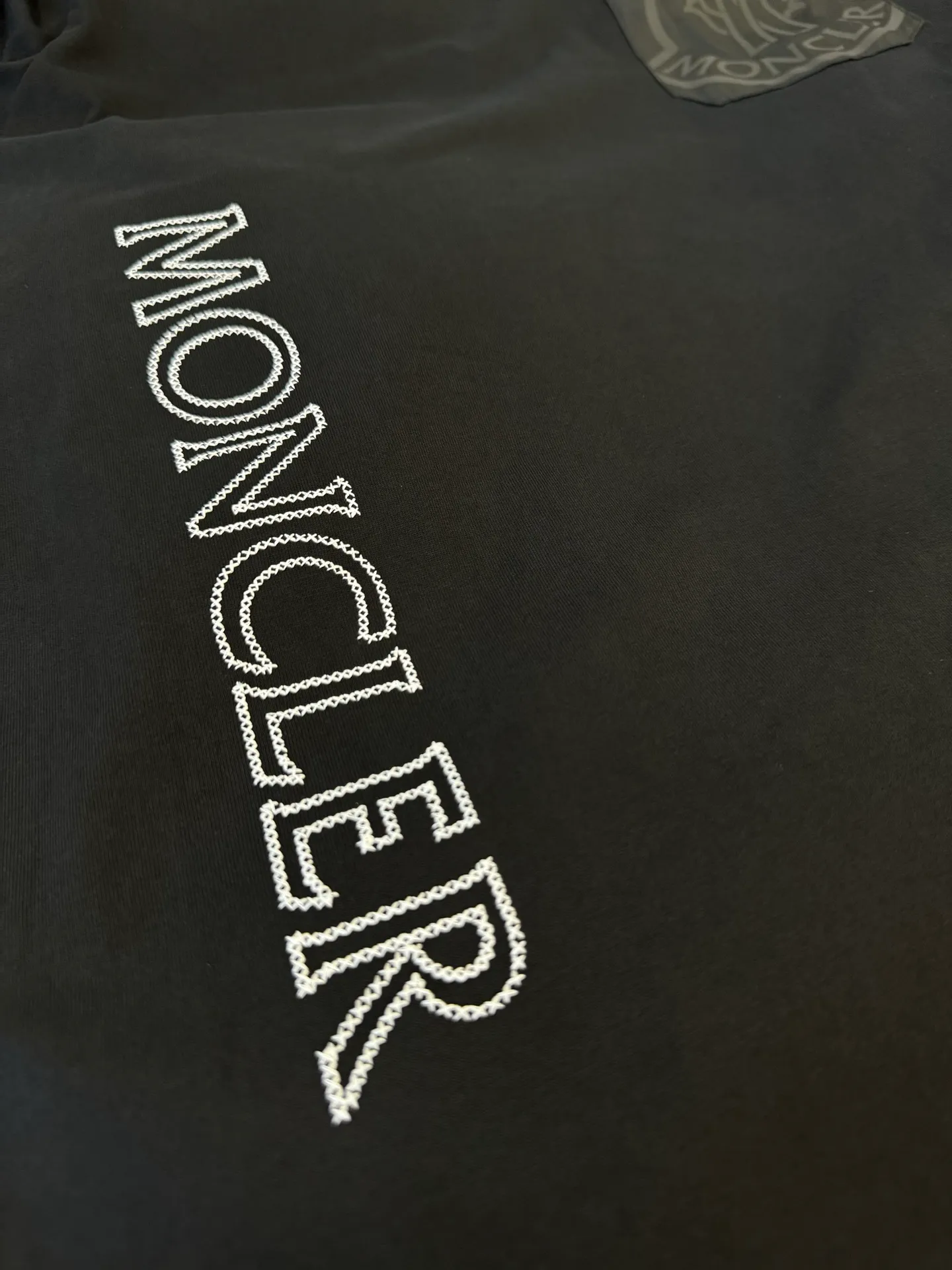 P160 Moncler woven pockets with hollow embroidered letter logo for men and women, short-sleeved T-shirt, 260g 100% double yarn pure cotton fabric, 32 double-strand threads, collar label, hangtag, main mark and three labels complete Size: XS S M L