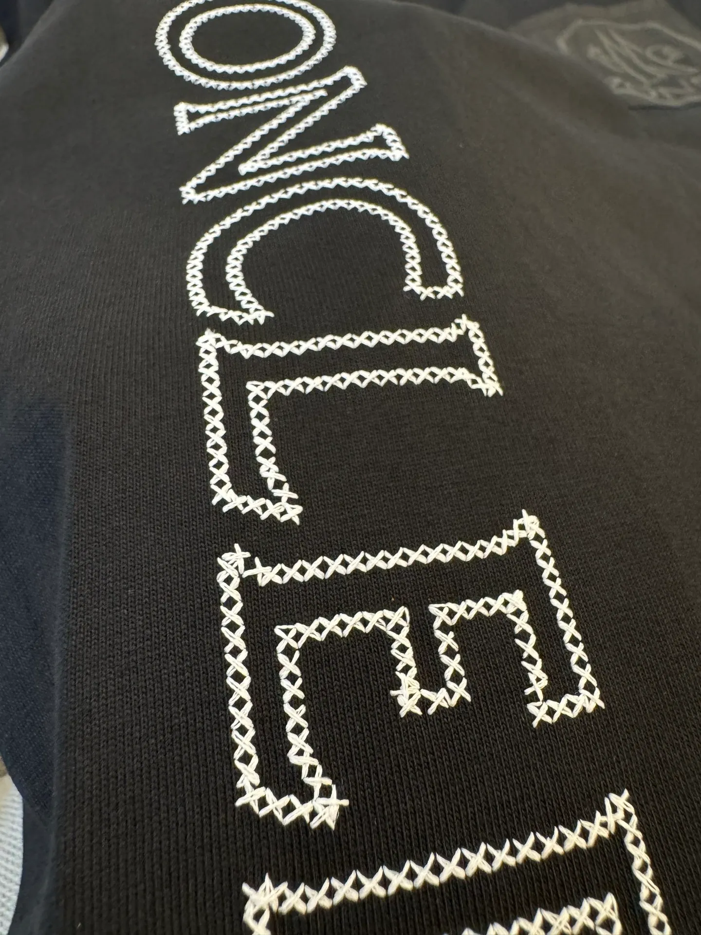 P160 Moncler woven pockets with hollow embroidered letter logo for men and women, short-sleeved T-shirt, 260g 100% double yarn pure cotton fabric, 32 double-strand threads, collar label, hangtag, main mark and three labels complete Size: XS S M L