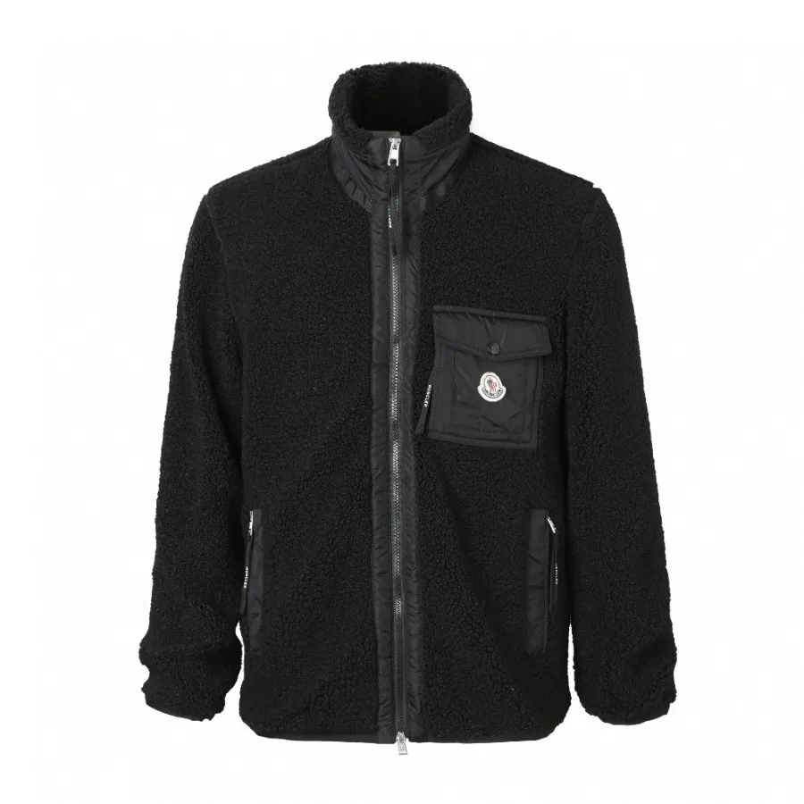 P650 [Exclusive supply] Moncler Pocket Logo Lamb Wool Jacket The fabric is made of 100% polyester fiber and is made of sheep's wool fabric woven through high-tech processing. The surface has a layer of fine, dense velvet, which feels very smooth when in contact with the skin and has good skin-friendly properties. The suede surface can hold a layer of still air in place, forming a good thermal insulation layer and providing excellent warmth retention. Due to the hollow nature of the fiber, although it is warm, it does not hinder the overall lightness of the quality. The neckline, front placket, side pockets, and chest patch pockets are all embellished with nylon fabrics of the same color, creating a visual sense of hierarchy. Decorated with elastic cuffs and hem, it balances practicality and beauty. Size:S-M-L-XL