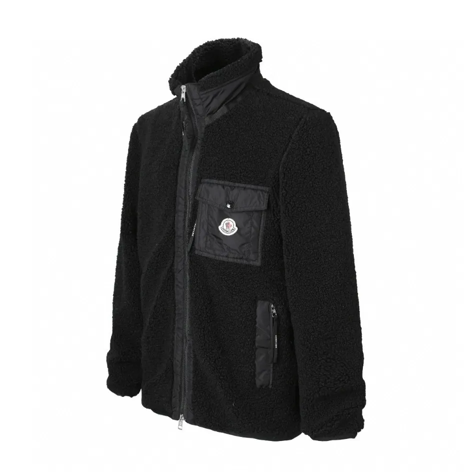P650 [Exclusive supply] Moncler Pocket Logo Lamb Wool Jacket The fabric is made of 100% polyester fiber and is made of sheep's wool fabric woven through high-tech processing. The surface has a layer of fine, dense velvet, which feels very smooth when in contact with the skin and has good skin-friendly properties. The suede surface can hold a layer of still air in place, forming a good thermal insulation layer and providing excellent warmth retention. Due to the hollow nature of the fiber, although it is warm, it does not hinder the overall lightness of the quality. The neckline, front placket, side pockets, and chest patch pockets are all embellished with nylon fabrics of the same color, creating a visual sense of hierarchy. Decorated with elastic cuffs and hem, it balances practicality and beauty. Size:S-M-L-XL