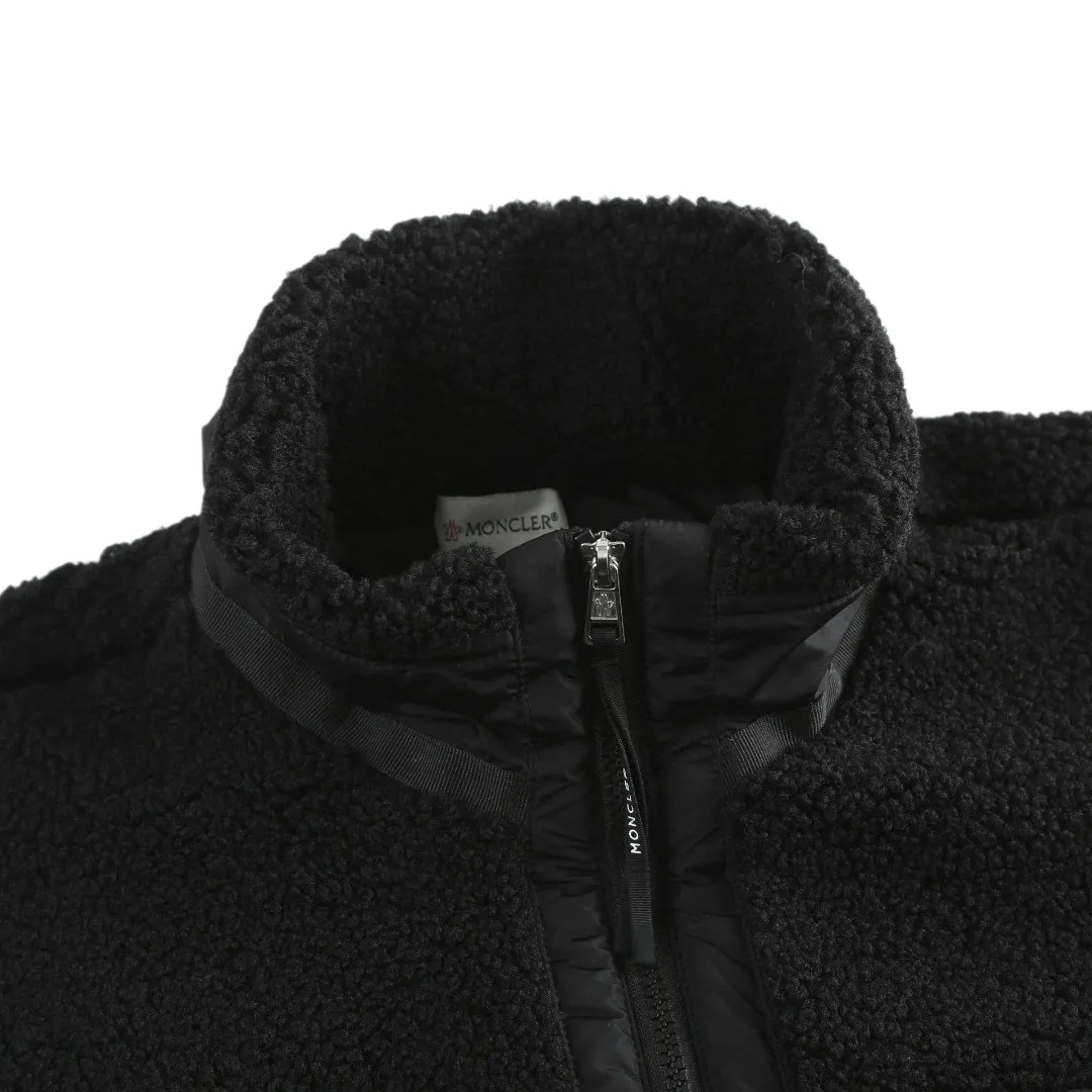 P650 [Exclusive supply] Moncler Pocket Logo Lamb Wool Jacket The fabric is made of 100% polyester fiber and is made of sheep's wool fabric woven through high-tech processing. The surface has a layer of fine, dense velvet, which feels very smooth when in contact with the skin and has good skin-friendly properties. The suede surface can hold a layer of still air in place, forming a good thermal insulation layer and providing excellent warmth retention. Due to the hollow nature of the fiber, although it is warm, it does not hinder the overall lightness of the quality. The neckline, front placket, side pockets, and chest patch pockets are all embellished with nylon fabrics of the same color, creating a visual sense of hierarchy. Decorated with elastic cuffs and hem, it balances practicality and beauty. Size:S-M-L-XL