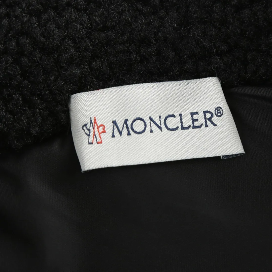 P650 [Exclusive supply] Moncler Pocket Logo Lamb Wool Jacket The fabric is made of 100% polyester fiber and is made of sheep's wool fabric woven through high-tech processing. The surface has a layer of fine, dense velvet, which feels very smooth when in contact with the skin and has good skin-friendly properties. The suede surface can hold a layer of still air in place, forming a good thermal insulation layer and providing excellent warmth retention. Due to the hollow nature of the fiber, although it is warm, it does not hinder the overall lightness of the quality. The neckline, front placket, side pockets, and chest patch pockets are all embellished with nylon fabrics of the same color, creating a visual sense of hierarchy. Decorated with elastic cuffs and hem, it balances practicality and beauty. Size:S-M-L-XL