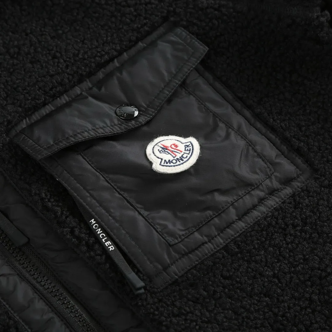 P650 [Exclusive supply] Moncler Pocket Logo Lamb Wool Jacket The fabric is made of 100% polyester fiber and is made of sheep's wool fabric woven through high-tech processing. The surface has a layer of fine, dense velvet, which feels very smooth when in contact with the skin and has good skin-friendly properties. The suede surface can hold a layer of still air in place, forming a good thermal insulation layer and providing excellent warmth retention. Due to the hollow nature of the fiber, although it is warm, it does not hinder the overall lightness of the quality. The neckline, front placket, side pockets, and chest patch pockets are all embellished with nylon fabrics of the same color, creating a visual sense of hierarchy. Decorated with elastic cuffs and hem, it balances practicality and beauty. Size:S-M-L-XL