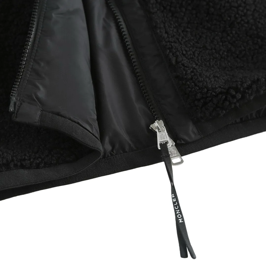 P650 [Exclusive supply] Moncler Pocket Logo Lamb Wool Jacket The fabric is made of 100% polyester fiber and is made of sheep's wool fabric woven through high-tech processing. The surface has a layer of fine, dense velvet, which feels very smooth when in contact with the skin and has good skin-friendly properties. The suede surface can hold a layer of still air in place, forming a good thermal insulation layer and providing excellent warmth retention. Due to the hollow nature of the fiber, although it is warm, it does not hinder the overall lightness of the quality. The neckline, front placket, side pockets, and chest patch pockets are all embellished with nylon fabrics of the same color, creating a visual sense of hierarchy. Decorated with elastic cuffs and hem, it balances practicality and beauty. Size:S-M-L-XL