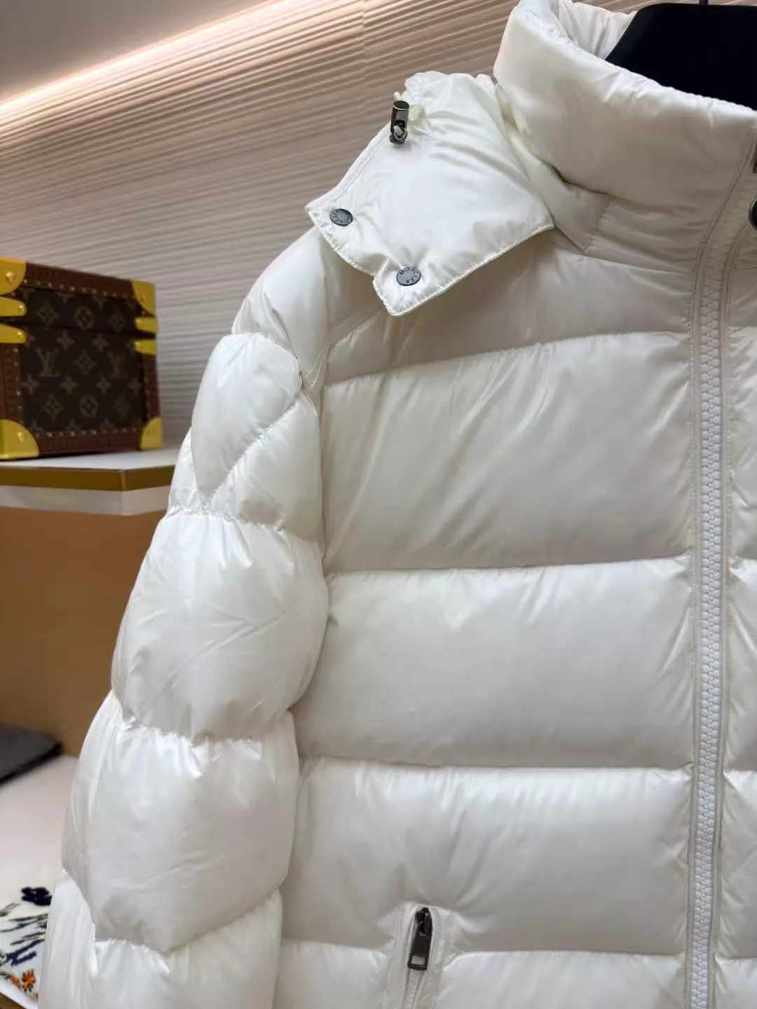 P720 MONCLER Meng Mouth Maya Down Jacket: Color/off-white, black Size: M. L. Zipper pendant with custom logo Fabric: 400D bright nylon, anti-fouling, anti-wrinkle, waterproof and windproof, very wear-resistant, breathable and comfortable.           Embroidery: Straight lines, smooth curves, dense and neat stitches, no jagged edges, flat embroidery surface, no skewed threads, consistent stitch length, no bottom exposed, no overlap, smooth embroidery surface, no ink marks and other stains. Advanced imported embroidery machines are used to ensure embroidery quality.