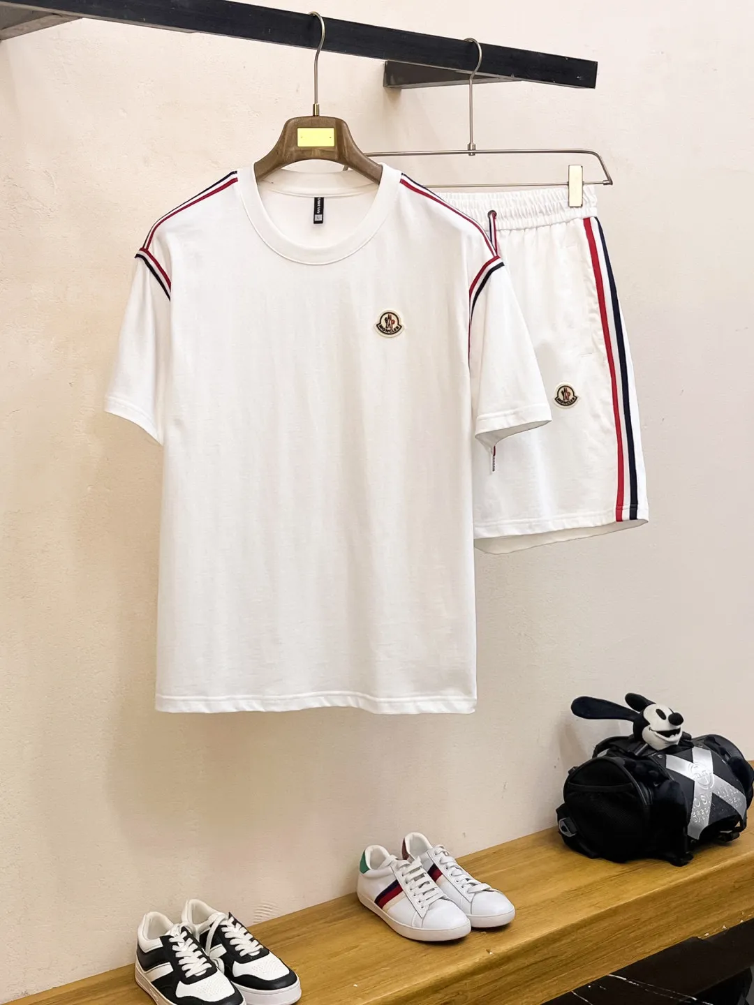 P560 Brand [MONCLER Mouth Covered] 2025 round neck short-sleeved shorts suit. The pure cotton fabric upper body will not be stuffy, the smooth and comfortable skin-friendly effect is more breathable, the fabric has its own texture, classic logo technology, a new interpretation from a unique angle, the first choice for fashion and versatility! Size: M-3XL (maximum wear: 190 pounds)