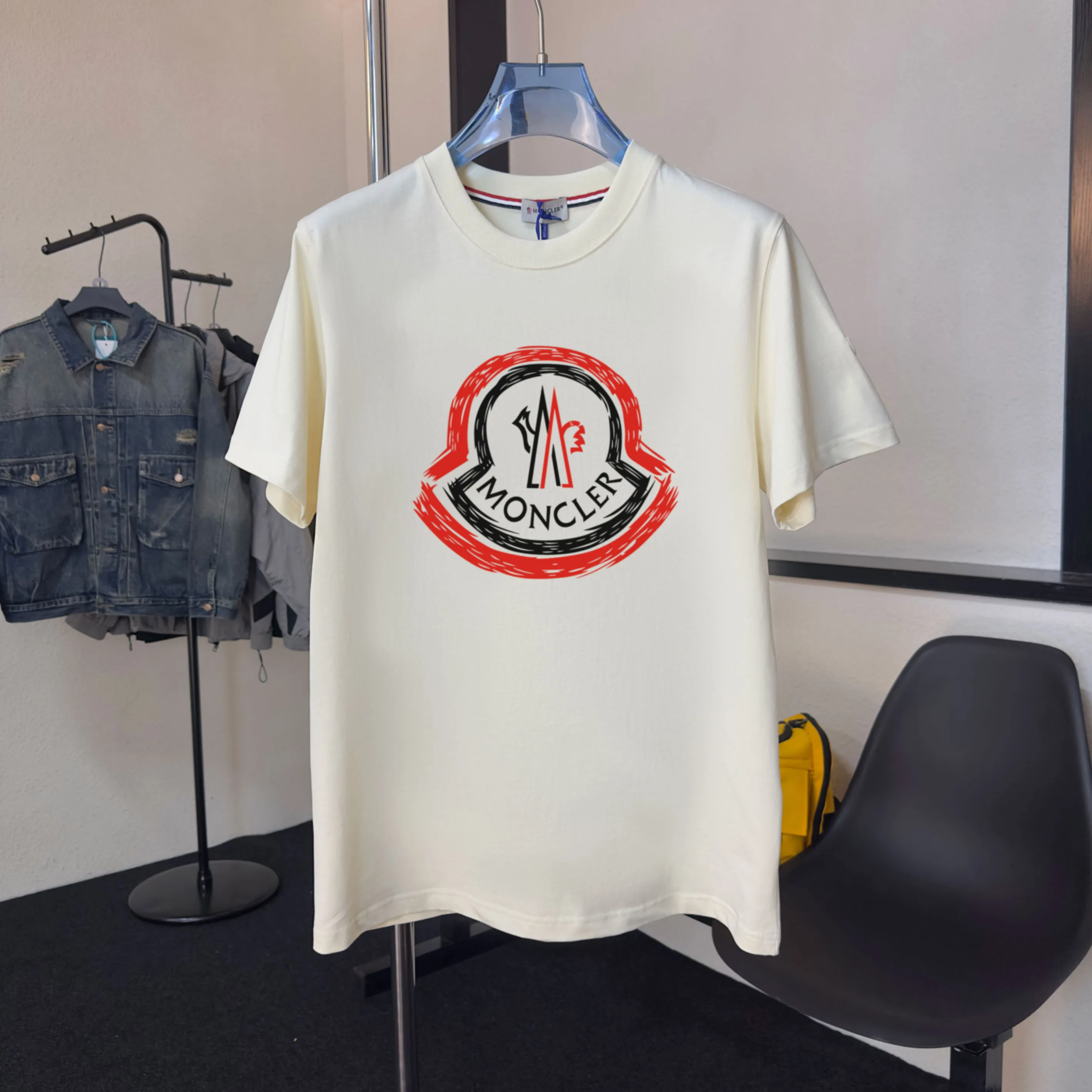 P140 💰Upgraded version "Mobile phone smart sensor ~ NFC chip armband ~ direct access to the official website for anti-counterfeiting" "Moncler ~ Mouth Mouth" 2025 new high-quality round neck short-sleeved T-shirt. The cuffs have imported embroidered labels. Customized dyeing, very comfortable to touch. Super versatile and good-looking short-sleeved. Complete with three labels. Non-market ordinary version. Feel free to compare. Quality is absolutely guaranteed! ‼ First of all, this original fabric is all custom-woven with 32-count double yarn fabric, 250G, and the weight is the same‼ Fine workmanship, double waistcoat method, double waistcoat method, double waistcoat method makes the whole dress more three-dimensional, which is not a craft that ordinary T-shirts can achieve🤪 Size: S-M-L-XL-2XL Color: black, white, apricot, same style for men and women