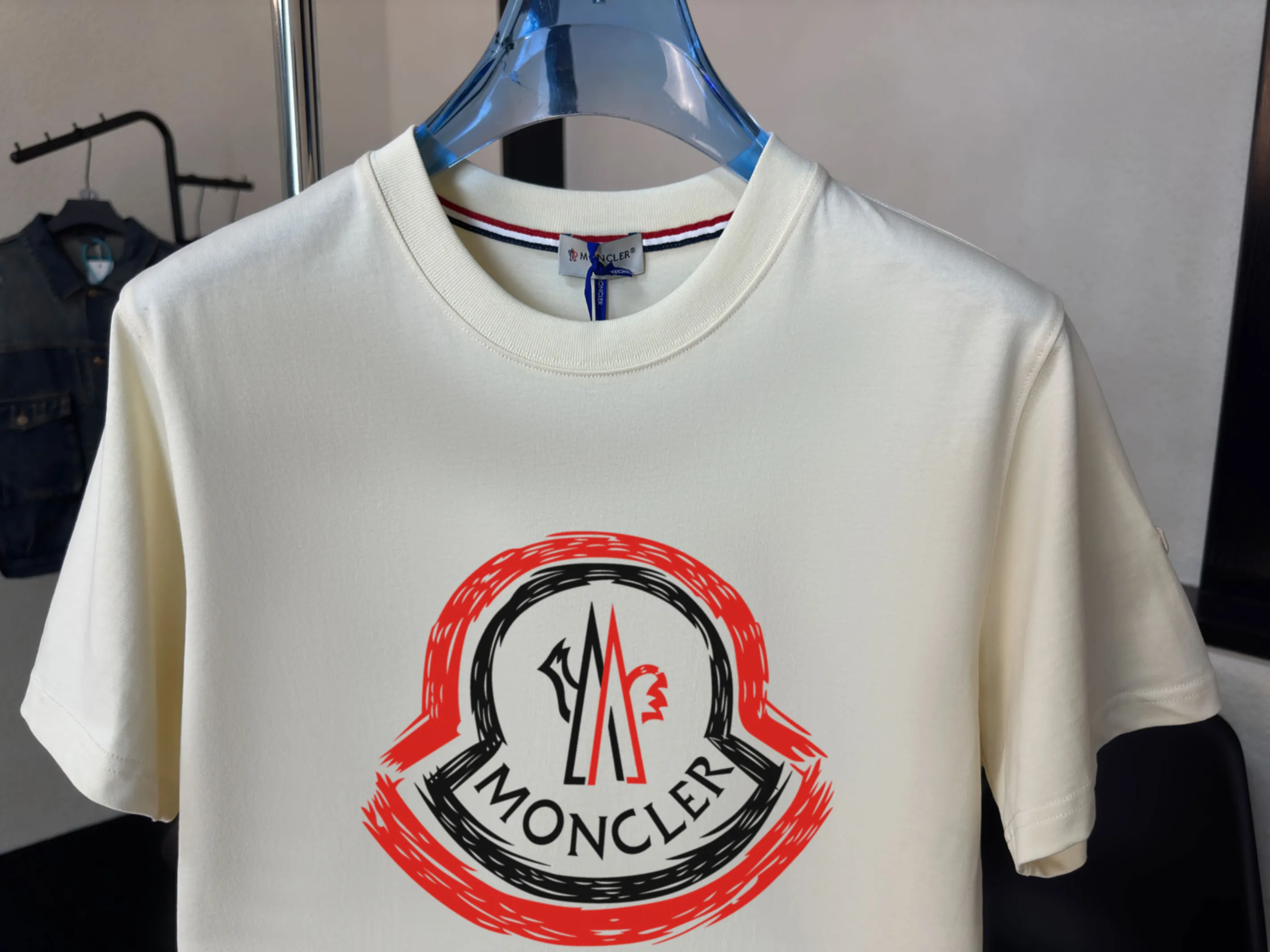 P140 💰Upgraded version "Mobile phone smart sensor ~ NFC chip armband ~ direct access to the official website for anti-counterfeiting" "Moncler ~ Mouth Mouth" 2025 new high-quality round neck short-sleeved T-shirt. The cuffs have imported embroidered labels. Customized dyeing, very comfortable to touch. Super versatile and good-looking short-sleeved. Complete with three labels. Non-market ordinary version. Feel free to compare. Quality is absolutely guaranteed! ‼ First of all, this original fabric is all custom-woven with 32-count double yarn fabric, 250G, and the weight is the same‼ Fine workmanship, double waistcoat method, double waistcoat method, double waistcoat method makes the whole dress more three-dimensional, which is not a craft that ordinary T-shirts can achieve🤪 Size: S-M-L-XL-2XL Color: black, white, apricot, same style for men and women