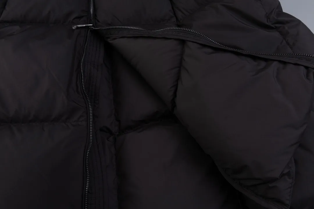 P1020 top version (Little Red Book’s popular model Runaway Princess) MONCLER/Mongolian 24ss Disney Runaway Princess series long corset winter new product long style ladies runaway princess must-have hot style. Women’s long down interprets classic items in new proportions, showing impeccable fashion style. Product Details The long down is made of polyester fabric and has a slim, wide silhouette. It has a nipped-in waist and a lightweight lining. The three-dimensional hood adds a finishing touch to the style. Size: 0/1/2/3