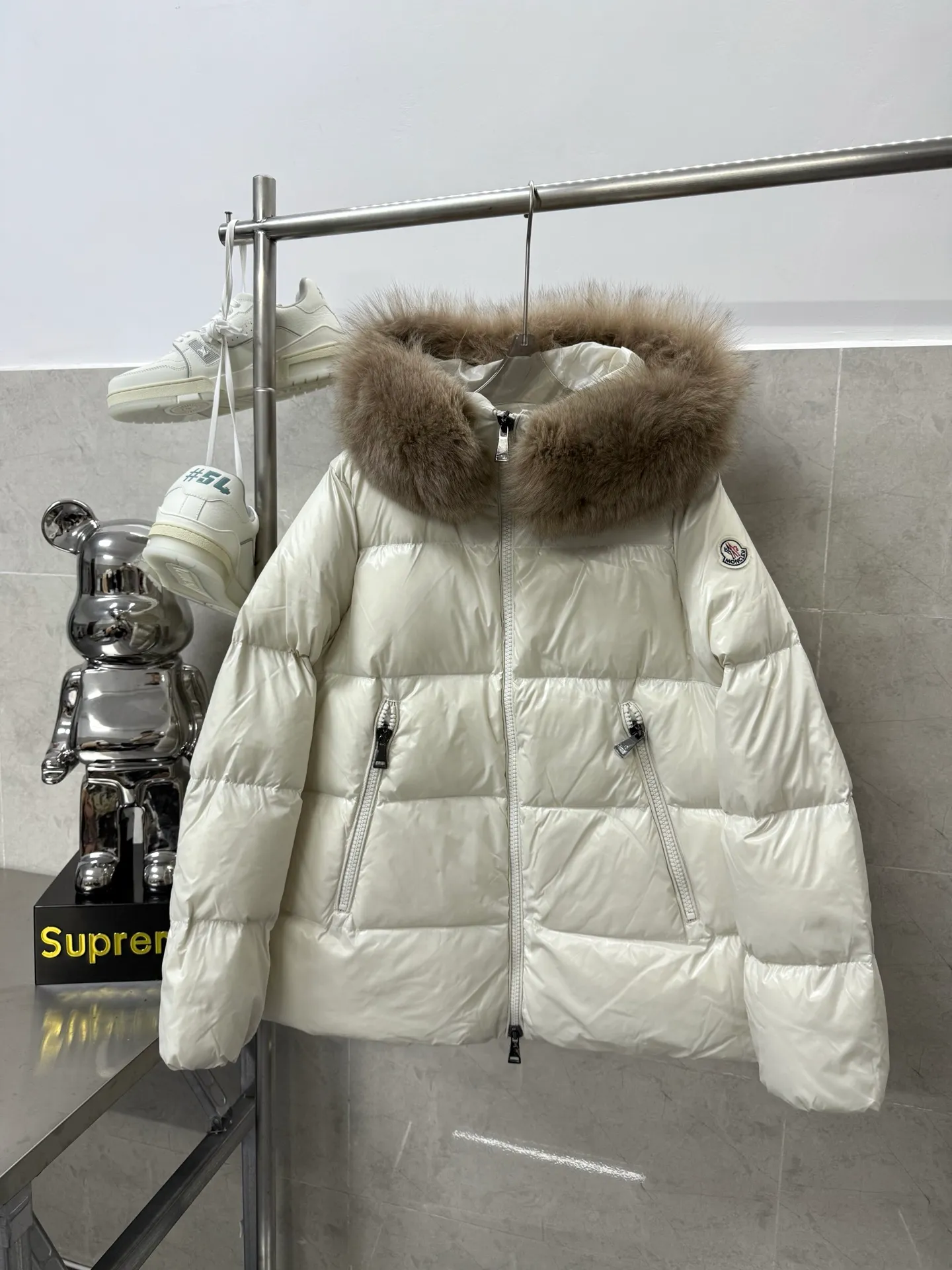 P1020 Moncler's new autumn and winter classic doll version hooded fur collar down jacket. Original customized oversized raccoon fur collar. Memory silk fabric texture is awesome. Age-reducing girl style A-line version. Casual matching, age-reducing and fashionable. National standard imported 90 velvet filling. Light, warm and comfortable. Original hardware accessories. Original mark and original mark. Fully equipped. Size: 1234