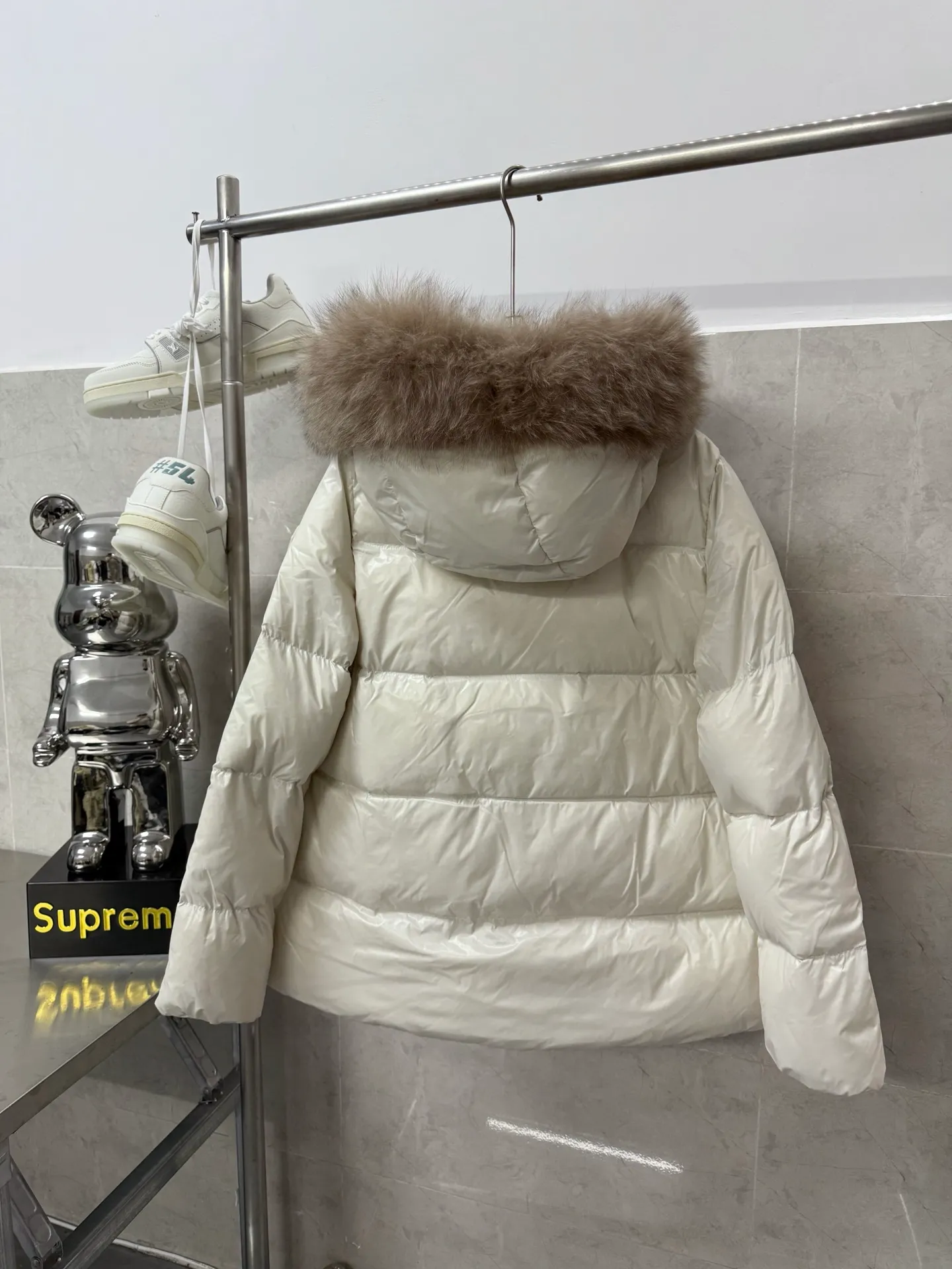 P1020 Moncler's new autumn and winter classic doll version hooded fur collar down jacket. Original customized oversized raccoon fur collar. Memory silk fabric texture is awesome. Age-reducing girl style A-line version. Casual matching, age-reducing and fashionable. National standard imported 90 velvet filling. Light, warm and comfortable. Original hardware accessories. Original mark and original mark. Fully equipped. Size: 1234