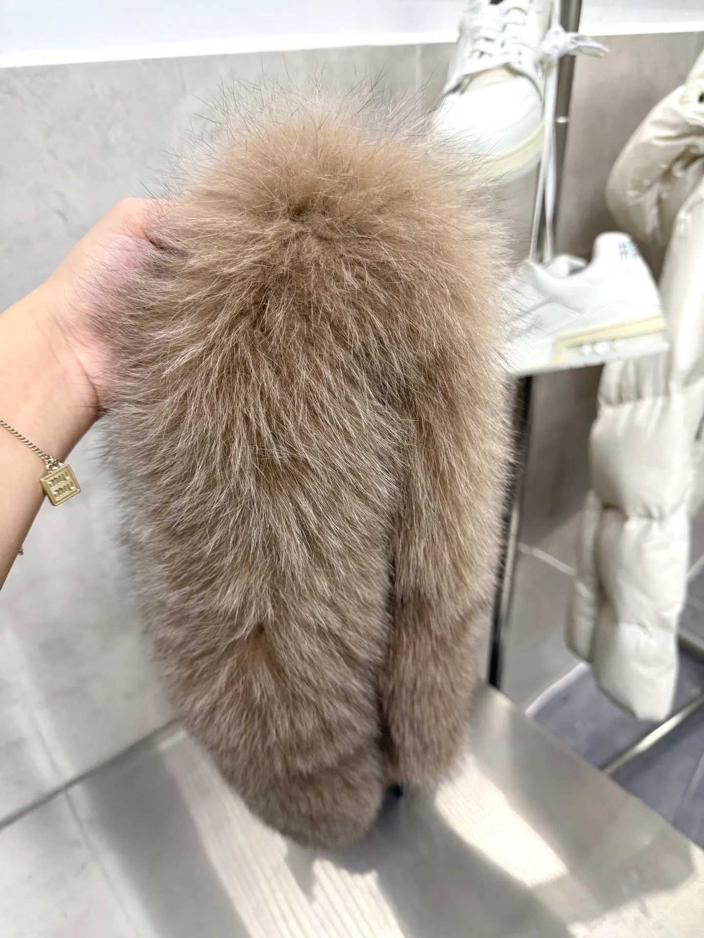 P1020 Moncler's new autumn and winter classic doll version hooded fur collar down jacket. Original customized oversized raccoon fur collar. Memory silk fabric texture is awesome. Age-reducing girl style A-line version. Casual matching, age-reducing and fashionable. National standard imported 90 velvet filling. Light, warm and comfortable. Original hardware accessories. Original mark and original mark. Fully equipped. Size: 1234
