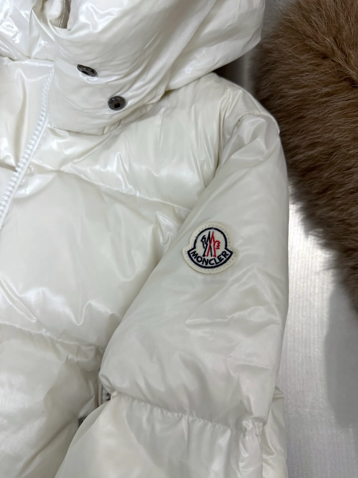 P1020 Moncler's new autumn and winter classic doll version hooded fur collar down jacket. Original customized oversized raccoon fur collar. Memory silk fabric texture is awesome. Age-reducing girl style A-line version. Casual matching, age-reducing and fashionable. National standard imported 90 velvet filling. Light, warm and comfortable. Original hardware accessories. Original mark and original mark. Fully equipped. Size: 1234