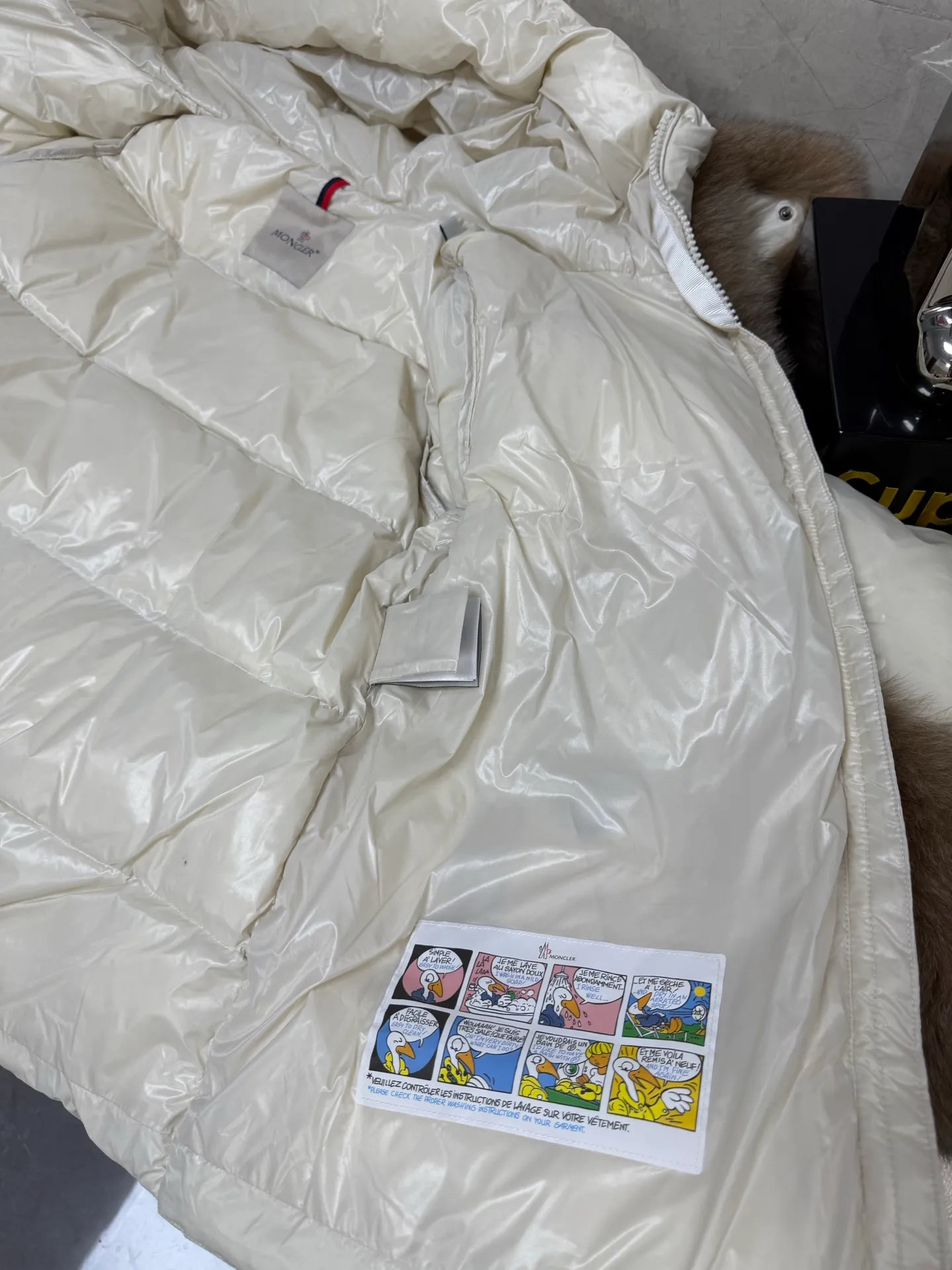 P1020 Moncler's new autumn and winter classic doll version hooded fur collar down jacket. Original customized oversized raccoon fur collar. Memory silk fabric texture is awesome. Age-reducing girl style A-line version. Casual matching, age-reducing and fashionable. National standard imported 90 velvet filling. Light, warm and comfortable. Original hardware accessories. Original mark and original mark. Fully equipped. Size: 1234