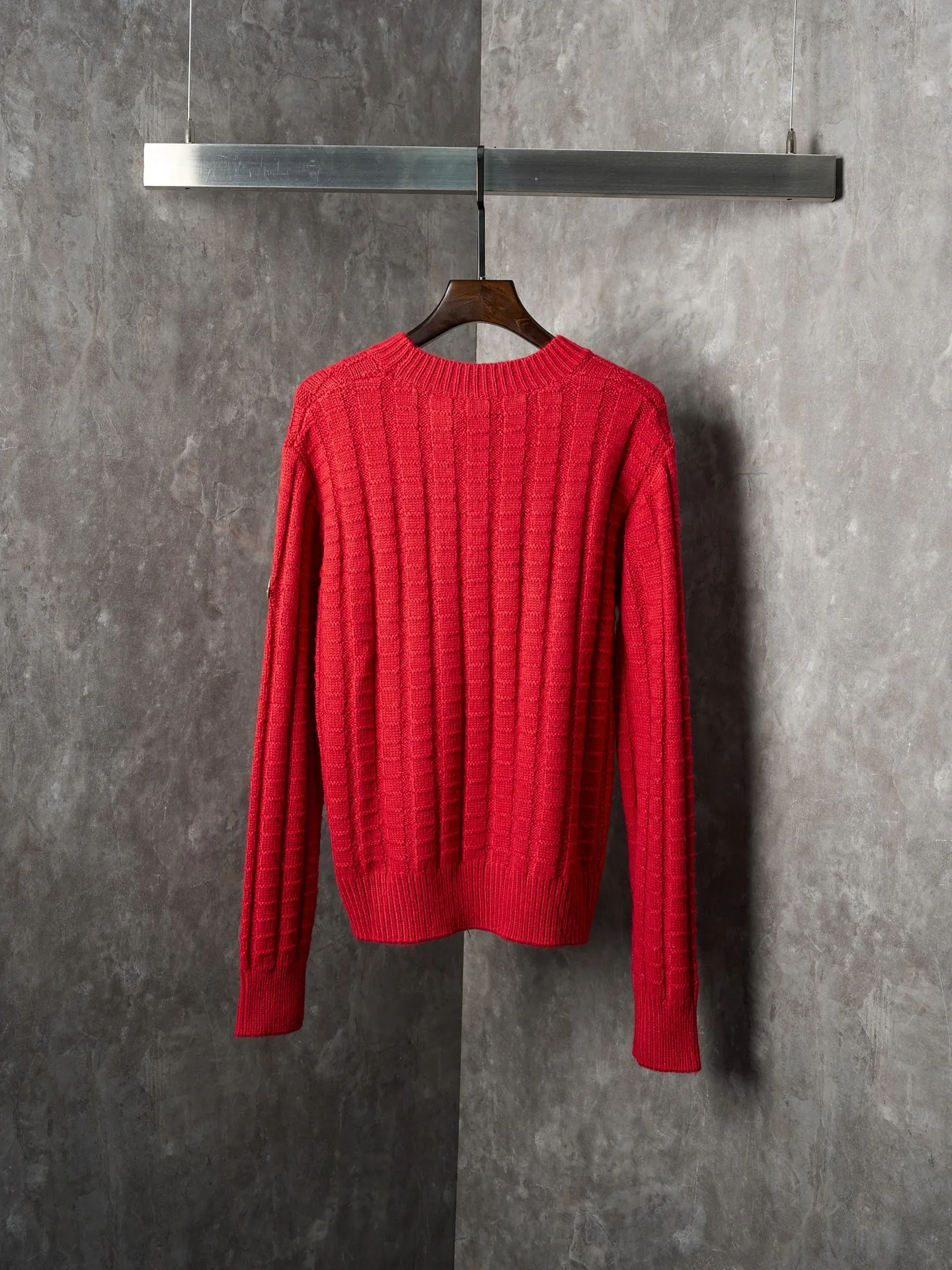 P420 Actual hanging auction] Moncler/Muzzled embossed woven leather logo round neck long-sleeved sweater [Ready stock] S M L The iconic Moncler logo embroidered logo decorates the sleeves. It is highly recognizable. The power aesthetic is hidden in the contrast between hardness and softness. The ultimate expression of elegance. No need to deliberately create its own style. The whole piece is embossed vertical grain knitting. Through specific stitching and fabric tissue changes, by changing the arrangement of stitches and the density of the fabric, the vertical grains present a relief effect that is raised on the surface of the sweater, forming undulating changes in the vertical grains. Curved thread structure. By changing the stitching method and the arrangement of yarns during the knitting process. Make the yarn distribute in a curved shape in the fabric. Soften and deodorize the garment washing water. Deeply clean and deodorize the clothes through professional washing equipment and specific detergents. Improve the feel and appearance of the clothes and create a loose fit.