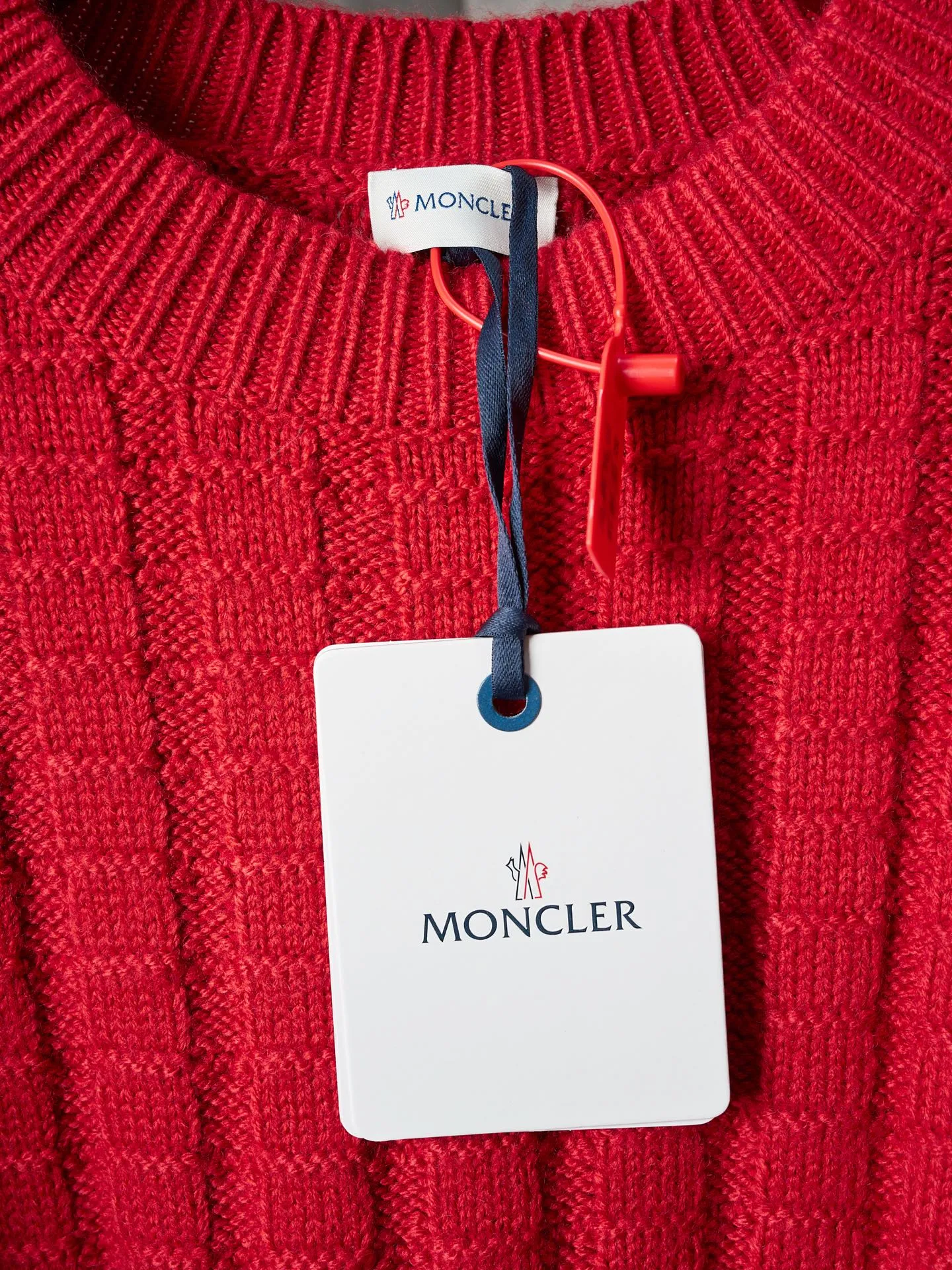 P420 Actual hanging auction] Moncler/Muzzled embossed woven leather logo round neck long-sleeved sweater [Ready stock] S M L The iconic Moncler logo embroidered logo decorates the sleeves. It is highly recognizable. The power aesthetic is hidden in the contrast between hardness and softness. The ultimate expression of elegance. No need to deliberately create its own style. The whole piece is embossed vertical grain knitting. Through specific stitching and fabric tissue changes, by changing the arrangement of stitches and the density of the fabric, the vertical grains present a relief effect that is raised on the surface of the sweater, forming undulating changes in the vertical grains. Curved thread structure. By changing the stitching method and the arrangement of yarns during the knitting process. Make the yarn distribute in a curved shape in the fabric. Soften and deodorize the garment washing water. Deeply clean and deodorize the clothes through professional washing equipment and specific detergents. Improve the feel and appearance of the clothes and create a loose fit.