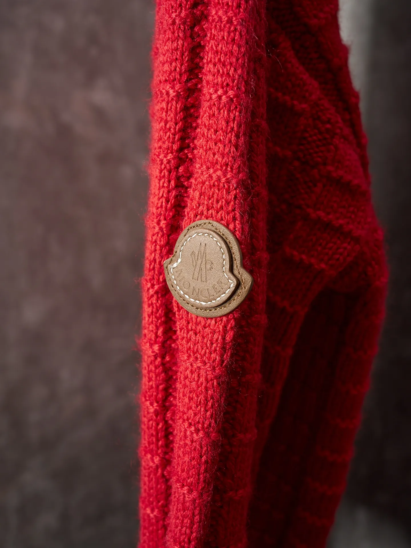 P420 Actual hanging auction] Moncler/Muzzled embossed woven leather logo round neck long-sleeved sweater [Ready stock] S M L The iconic Moncler logo embroidered logo decorates the sleeves. It is highly recognizable. The power aesthetic is hidden in the contrast between hardness and softness. The ultimate expression of elegance. No need to deliberately create its own style. The whole piece is embossed vertical grain knitting. Through specific stitching and fabric tissue changes, by changing the arrangement of stitches and the density of the fabric, the vertical grains present a relief effect that is raised on the surface of the sweater, forming undulating changes in the vertical grains. Curved thread structure. By changing the stitching method and the arrangement of yarns during the knitting process. Make the yarn distribute in a curved shape in the fabric. Soften and deodorize the garment washing water. Deeply clean and deodorize the clothes through professional washing equipment and specific detergents. Improve the feel and appearance of the clothes and create a loose fit.