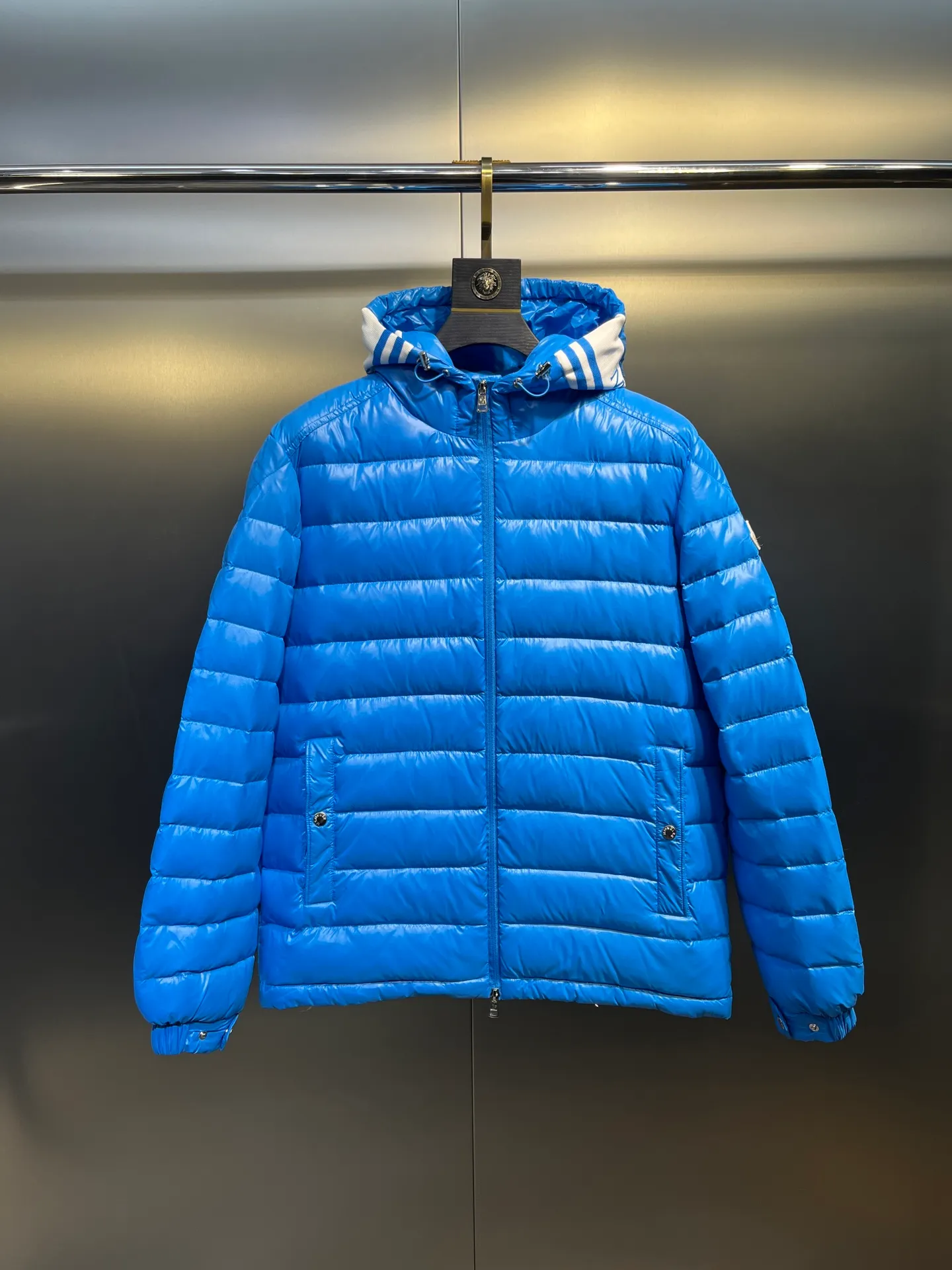 P760 Moncler Moncler's new striped trim logo quilted hooded down jacket, simple and elegant, not picky to wear. Lightweight style, simple and elegant, a must-have for travel. Color: black, white, sky blue, size: 12345