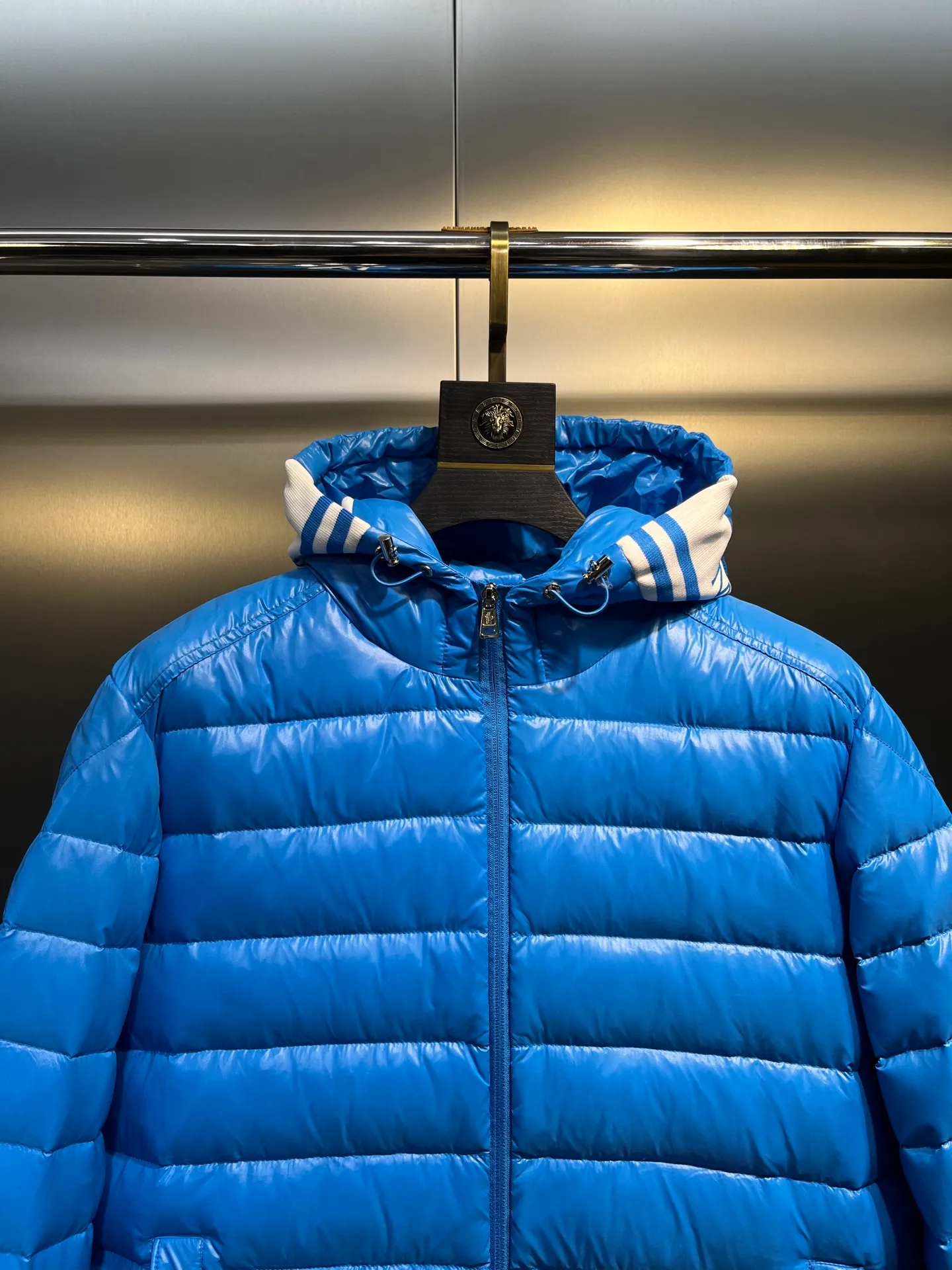 P760 Moncler Moncler's new striped trim logo quilted hooded down jacket, simple and elegant, not picky to wear. Lightweight style, simple and elegant, a must-have for travel. Color: black, white, sky blue, size: 12345
