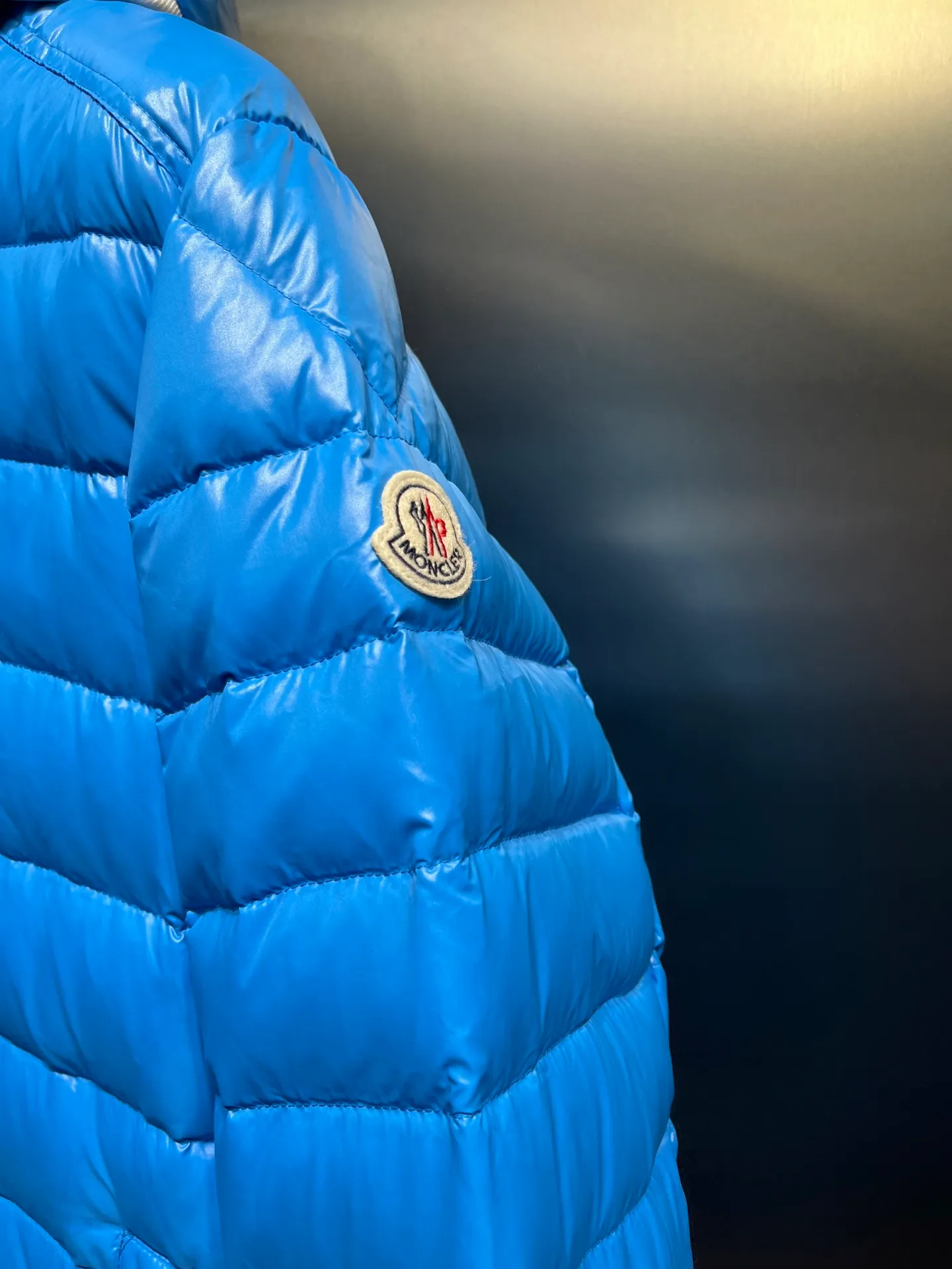 P760 Moncler Moncler's new striped trim logo quilted hooded down jacket, simple and elegant, not picky to wear. Lightweight style, simple and elegant, a must-have for travel. Color: black, white, sky blue, size: 12345