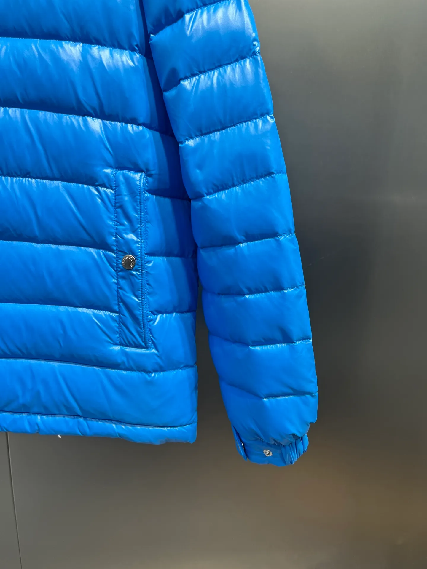 P760 Moncler Moncler's new striped trim logo quilted hooded down jacket, simple and elegant, not picky to wear. Lightweight style, simple and elegant, a must-have for travel. Color: black, white, sky blue, size: 12345