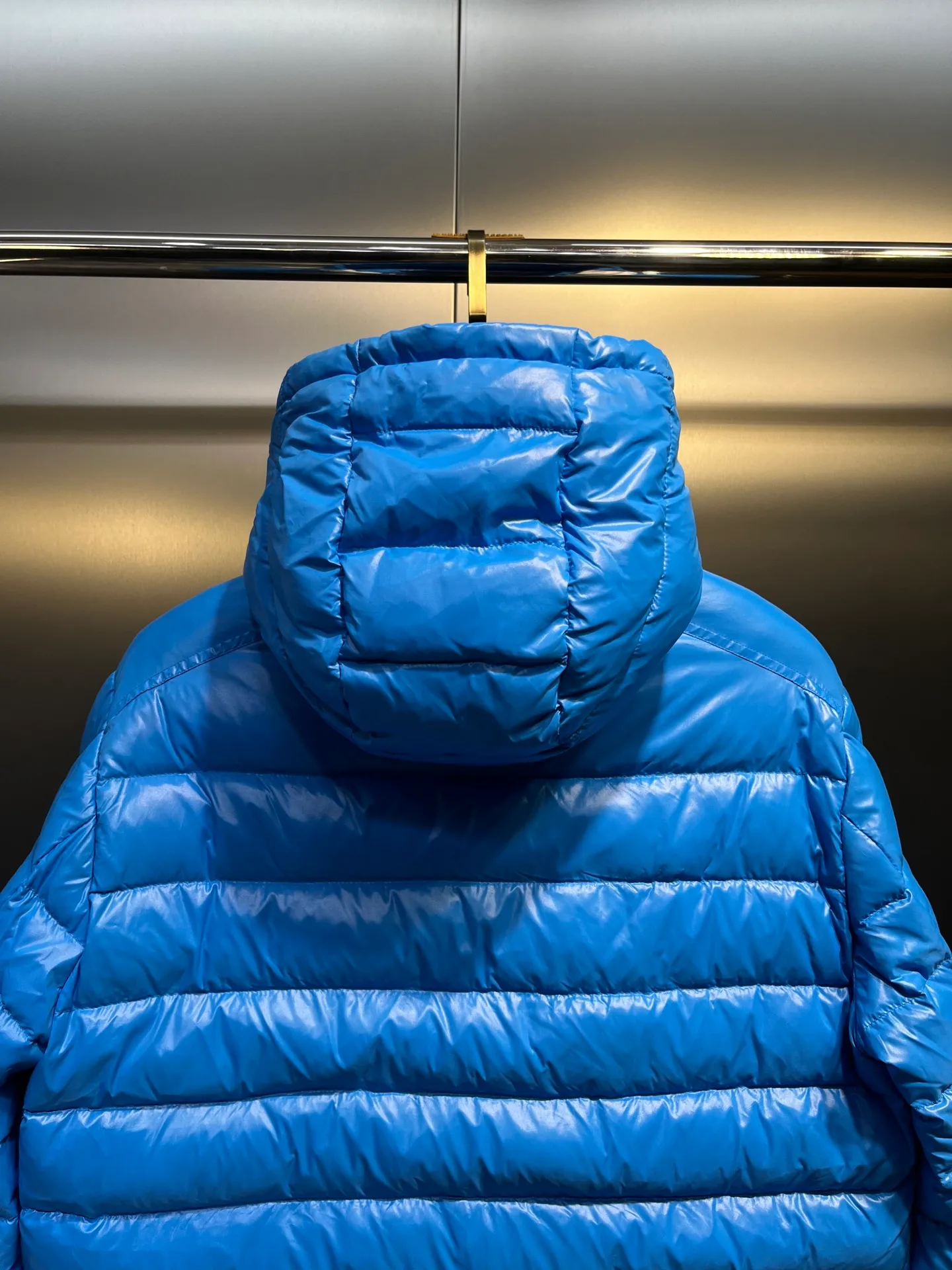 P760 Moncler Moncler's new striped trim logo quilted hooded down jacket, simple and elegant, not picky to wear. Lightweight style, simple and elegant, a must-have for travel. Color: black, white, sky blue, size: 12345