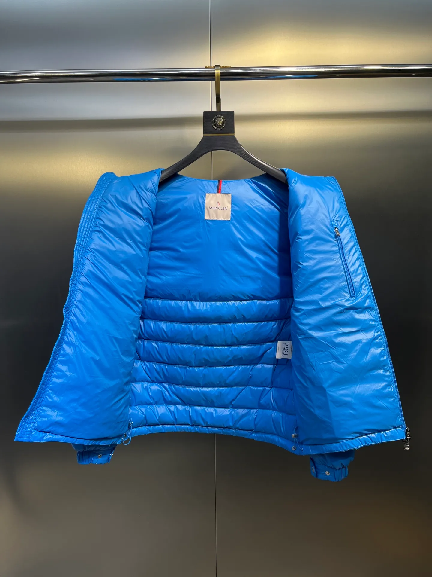 P760 Moncler Moncler's new striped trim logo quilted hooded down jacket, simple and elegant, not picky to wear. Lightweight style, simple and elegant, a must-have for travel. Color: black, white, sky blue, size: 12345