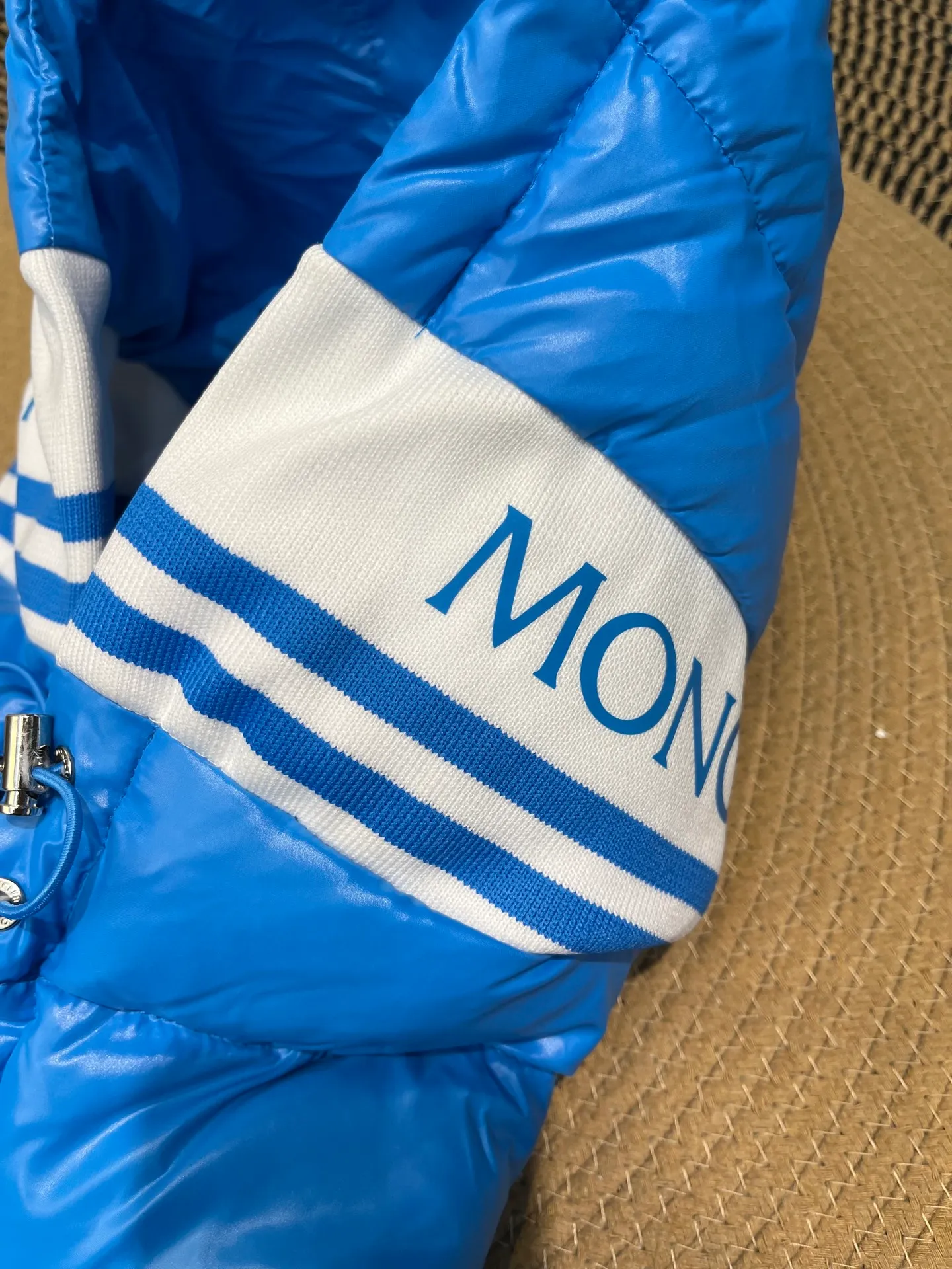 P760 Moncler Moncler's new striped trim logo quilted hooded down jacket, simple and elegant, not picky to wear. Lightweight style, simple and elegant, a must-have for travel. Color: black, white, sky blue, size: 12345