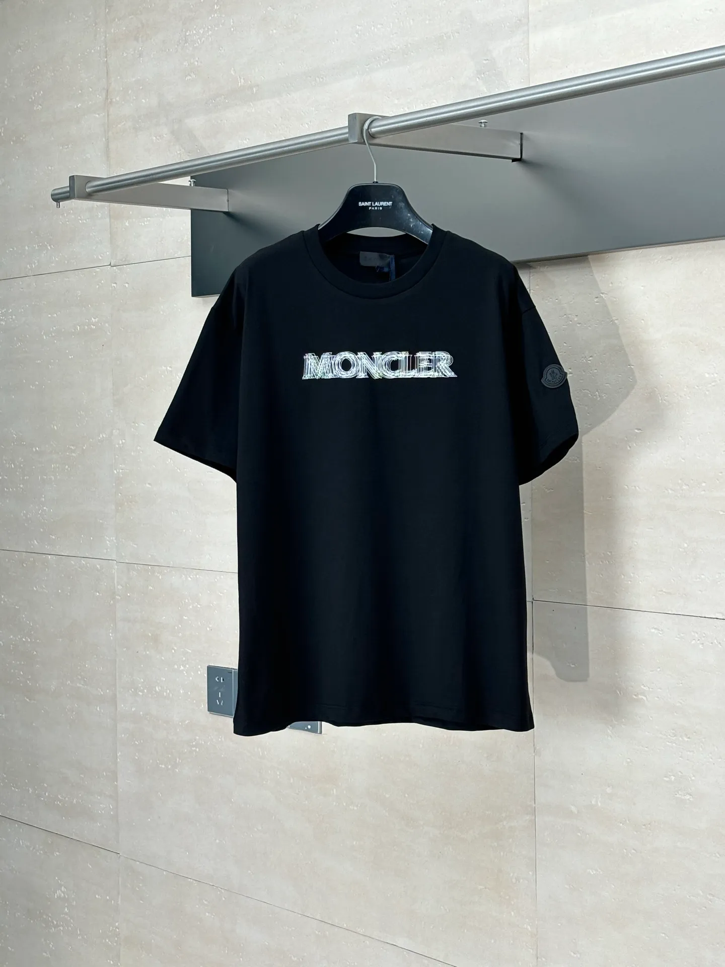P246 Moncler*/Muzzled 25Ss new star logo short-sleeved T-shirt. Customized exclusive mercerized densely spun cotton. Delicate and soft, comfortable and close to the skin. Pure black as the main color. Moncler logo printing is like stars, thick plate printing. Use a thick plate printing machine to convert the design pattern into a printable template. The pattern is printed layer by layer on the textile through pressure. The entire printing process requires 5 to 6 moldings.  Size：S/M/L