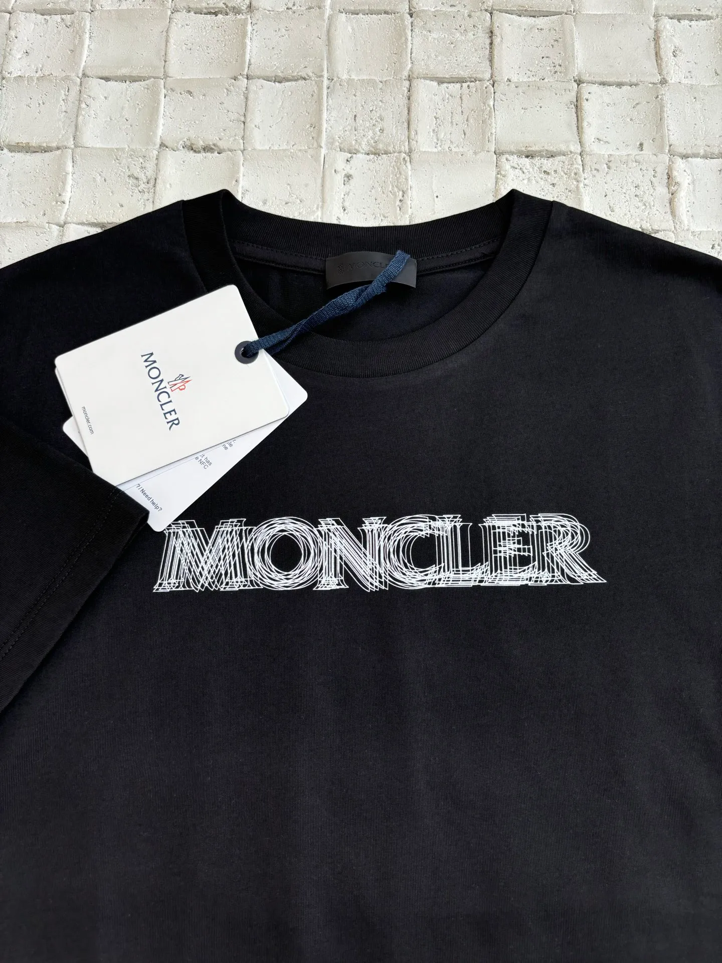P246 Moncler*/Muzzled 25Ss new star logo short-sleeved T-shirt. Customized exclusive mercerized densely spun cotton. Delicate and soft, comfortable and close to the skin. Pure black as the main color. Moncler logo printing is like stars, thick plate printing. Use a thick plate printing machine to convert the design pattern into a printable template. The pattern is printed layer by layer on the textile through pressure. The entire printing process requires 5 to 6 moldings.  Size：S/M/L