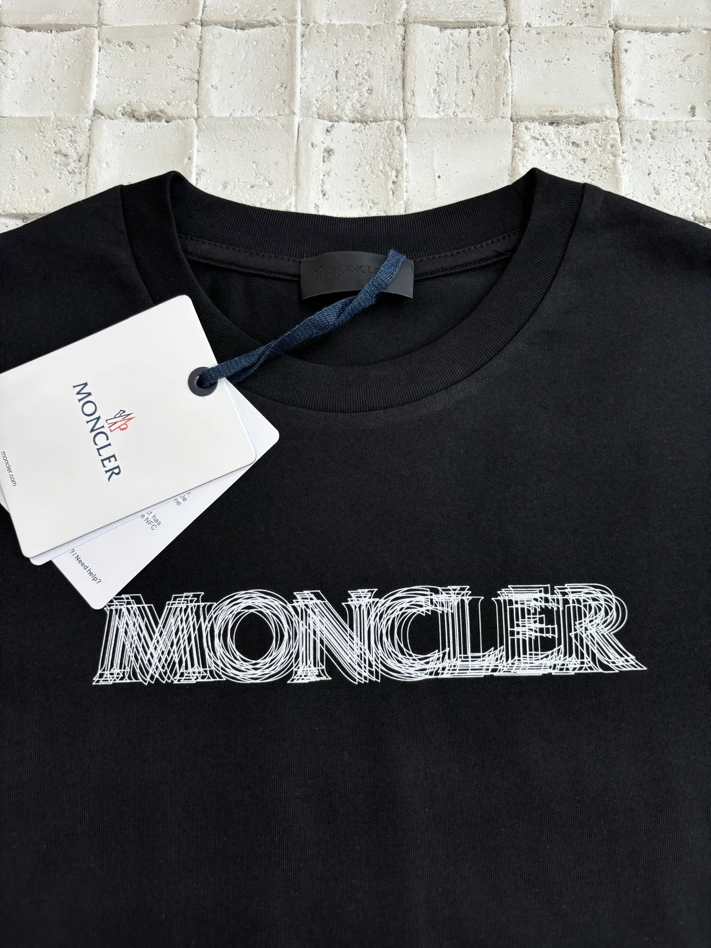 P246 Moncler*/Muzzled 25Ss new star logo short-sleeved T-shirt. Customized exclusive mercerized densely spun cotton. Delicate and soft, comfortable and close to the skin. Pure black as the main color. Moncler logo printing is like stars, thick plate printing. Use a thick plate printing machine to convert the design pattern into a printable template. The pattern is printed layer by layer on the textile through pressure. The entire printing process requires 5 to 6 moldings.  Size：S/M/L