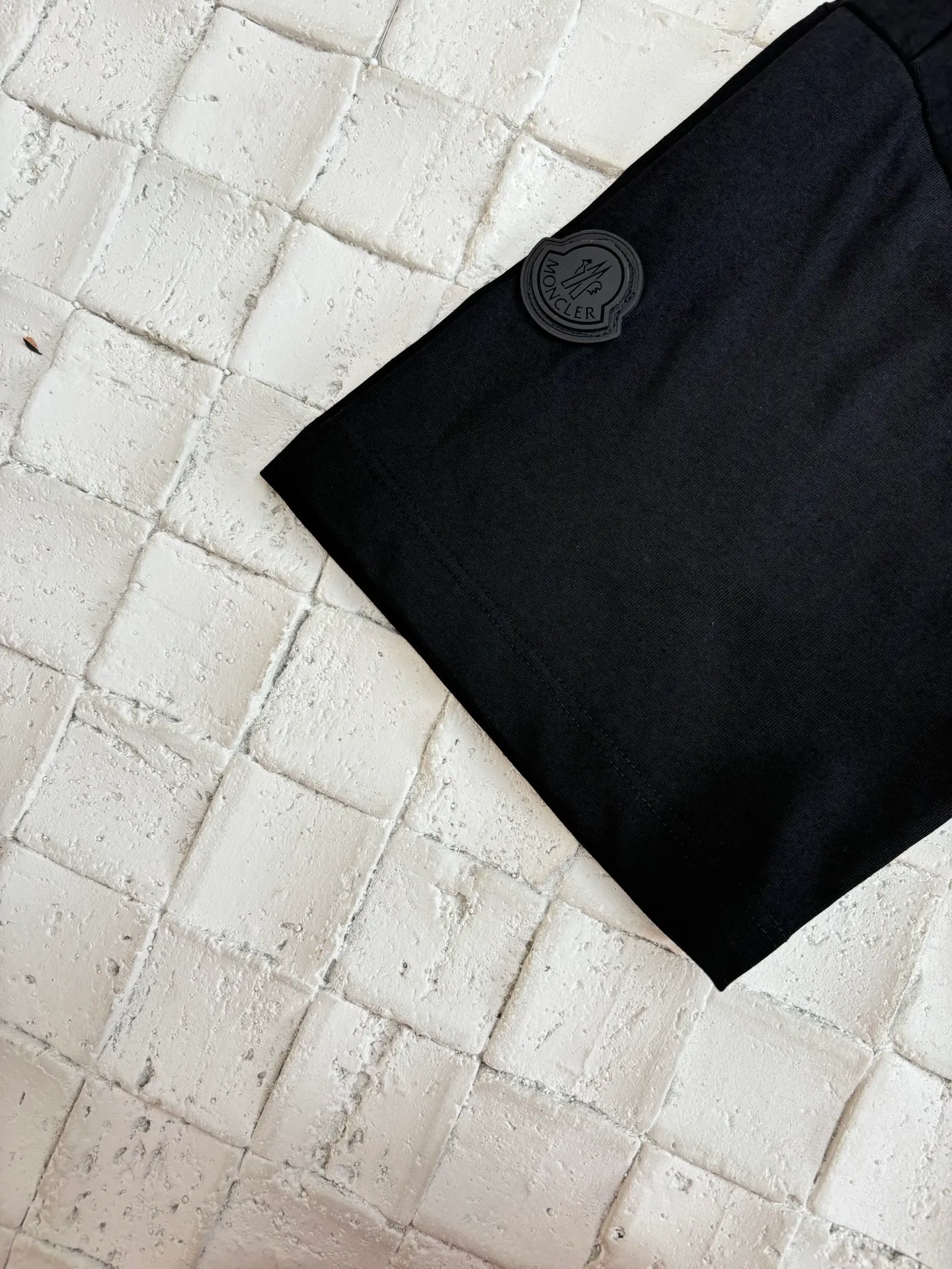 P246 Moncler*/Muzzled 25Ss new star logo short-sleeved T-shirt. Customized exclusive mercerized densely spun cotton. Delicate and soft, comfortable and close to the skin. Pure black as the main color. Moncler logo printing is like stars, thick plate printing. Use a thick plate printing machine to convert the design pattern into a printable template. The pattern is printed layer by layer on the textile through pressure. The entire printing process requires 5 to 6 moldings.  Size：S/M/L