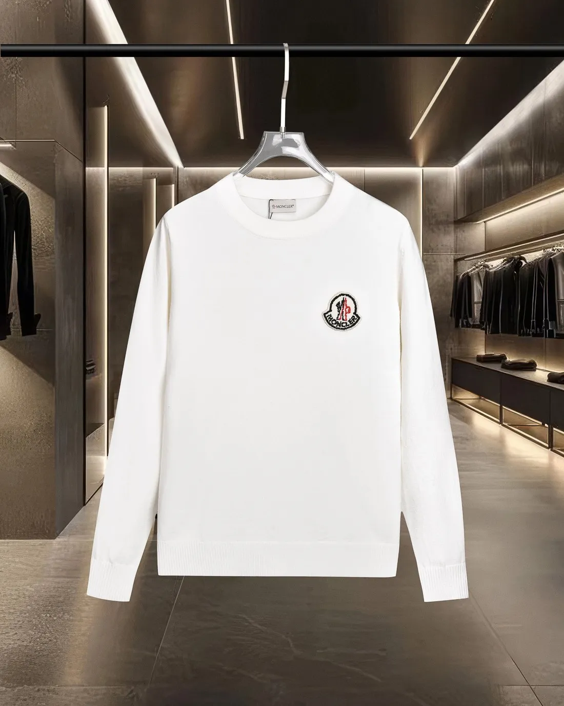 P236 Moncler/muzzle 25Fw classic chest Logo letter badge logo casual knitted pullover sweater 2025FW official website new original fabric official same style Selected sweater customization Imported wool fabric High-end version, counter custom fabric High breathability and comfort, exquisite workmanship, impeccable detail processing, ✅ custom logo engraved buttons, three labels complete. Brand element design concept reflects high quality. It feels delicate and soft! Presenting a casual cut, the upper body shape is great 🐍 Color; black, white and gray Size: M-XXXL