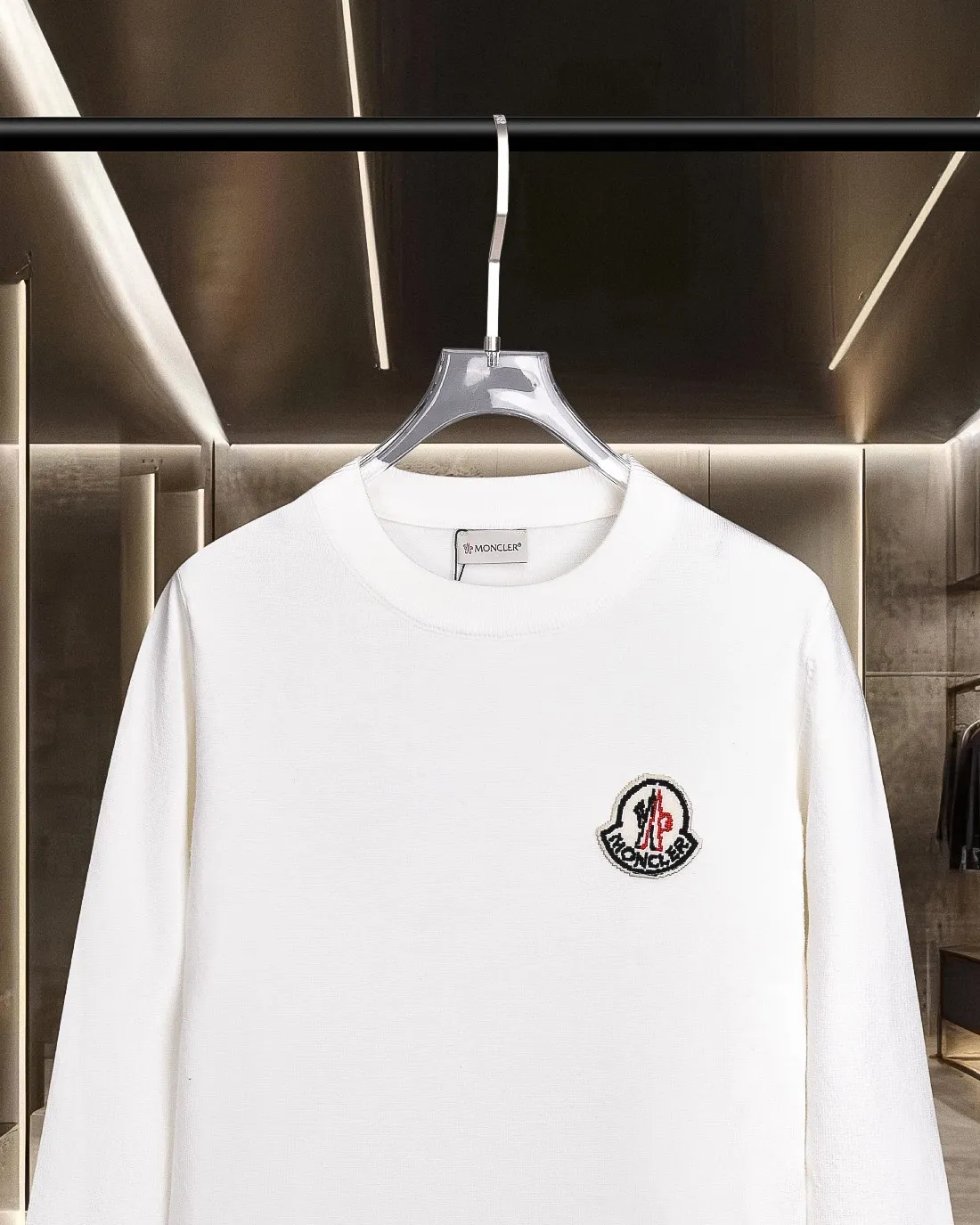 P236 Moncler/muzzle 25Fw classic chest Logo letter badge logo casual knitted pullover sweater 2025FW official website new original fabric official same style Selected sweater customization Imported wool fabric High-end version, counter custom fabric High breathability and comfort, exquisite workmanship, impeccable detail processing, ✅ custom logo engraved buttons, three labels complete. Brand element design concept reflects high quality. It feels delicate and soft! Presenting a casual cut, the upper body shape is great 🐍 Color; black, white and gray Size: M-XXXL