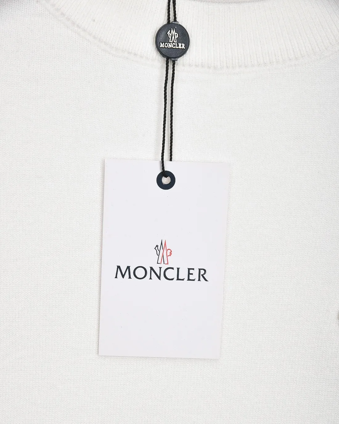 P236 Moncler/muzzle 25Fw classic chest Logo letter badge logo casual knitted pullover sweater 2025FW official website new original fabric official same style Selected sweater customization Imported wool fabric High-end version, counter custom fabric High breathability and comfort, exquisite workmanship, impeccable detail processing, ✅ custom logo engraved buttons, three labels complete. Brand element design concept reflects high quality. It feels delicate and soft! Presenting a casual cut, the upper body shape is great 🐍 Color; black, white and gray Size: M-XXXL