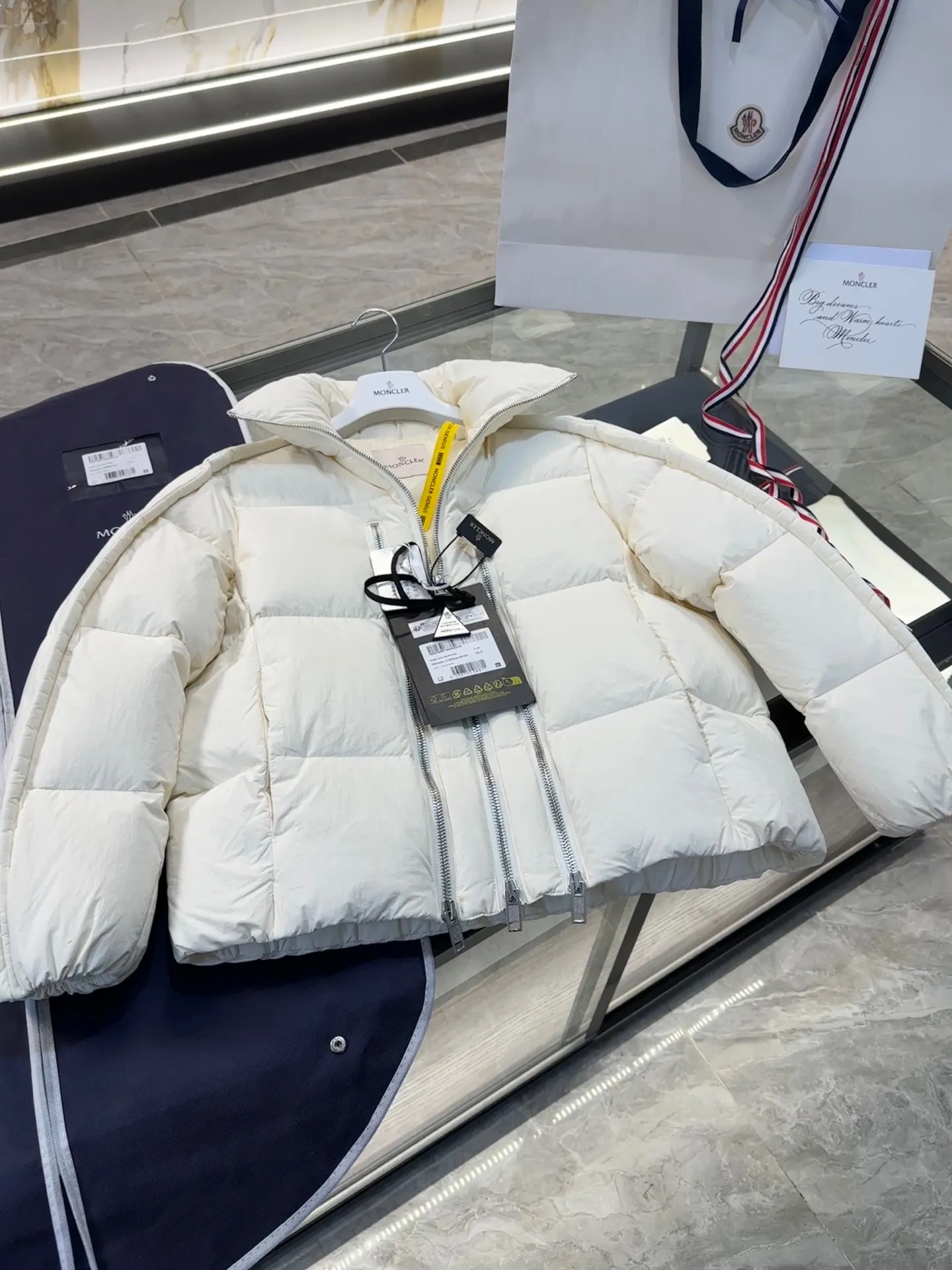 P1100 MONCLER GENIUS (Sky City show model) Moncler x Willow Smith YAEL short women's down jacket. More details, real shots