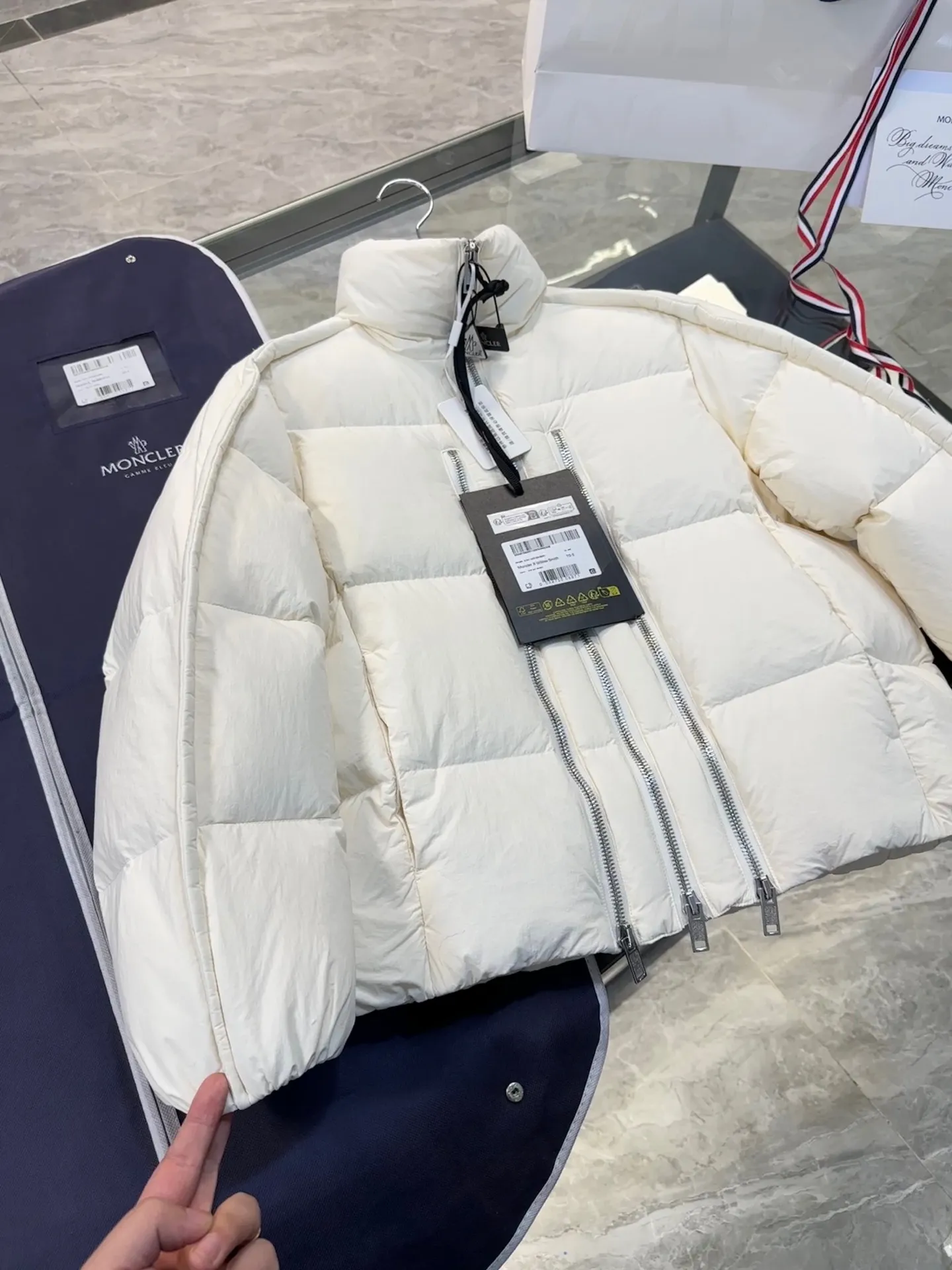 P1100 MONCLER GENIUS (Sky City show model) Moncler x Willow Smith YAEL short women's down jacket. More details, real shots