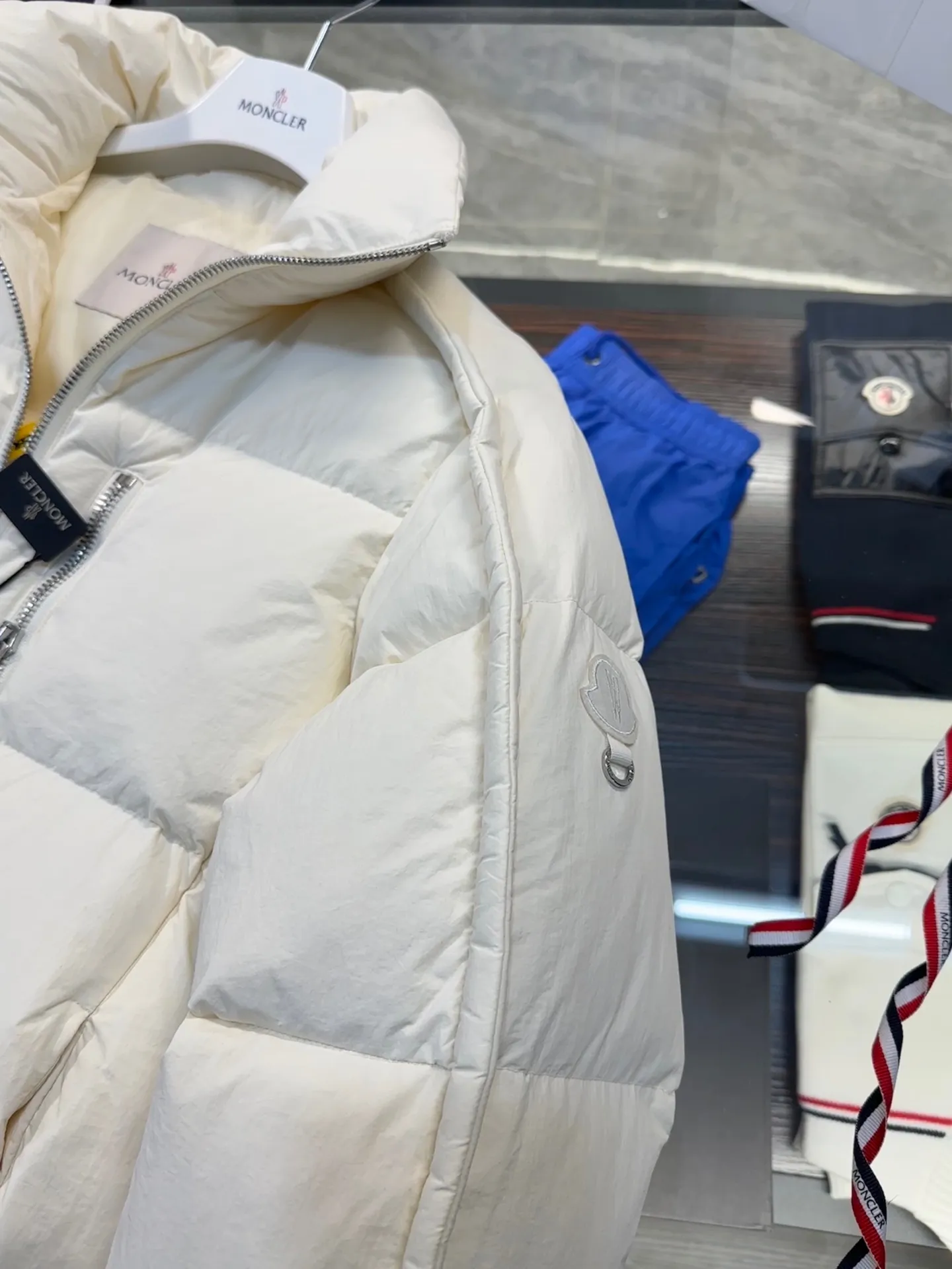 P1100 MONCLER GENIUS (Sky City show model) Moncler x Willow Smith YAEL short women's down jacket. More details, real shots
