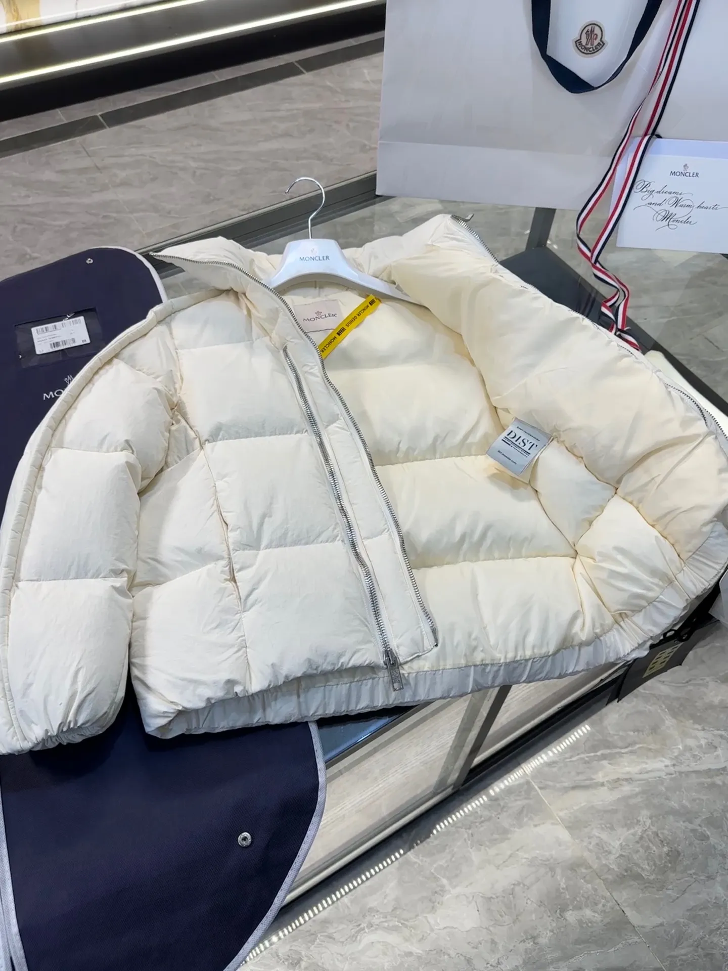 P1100 MONCLER GENIUS (Sky City show model) Moncler x Willow Smith YAEL short women's down jacket. More details, real shots