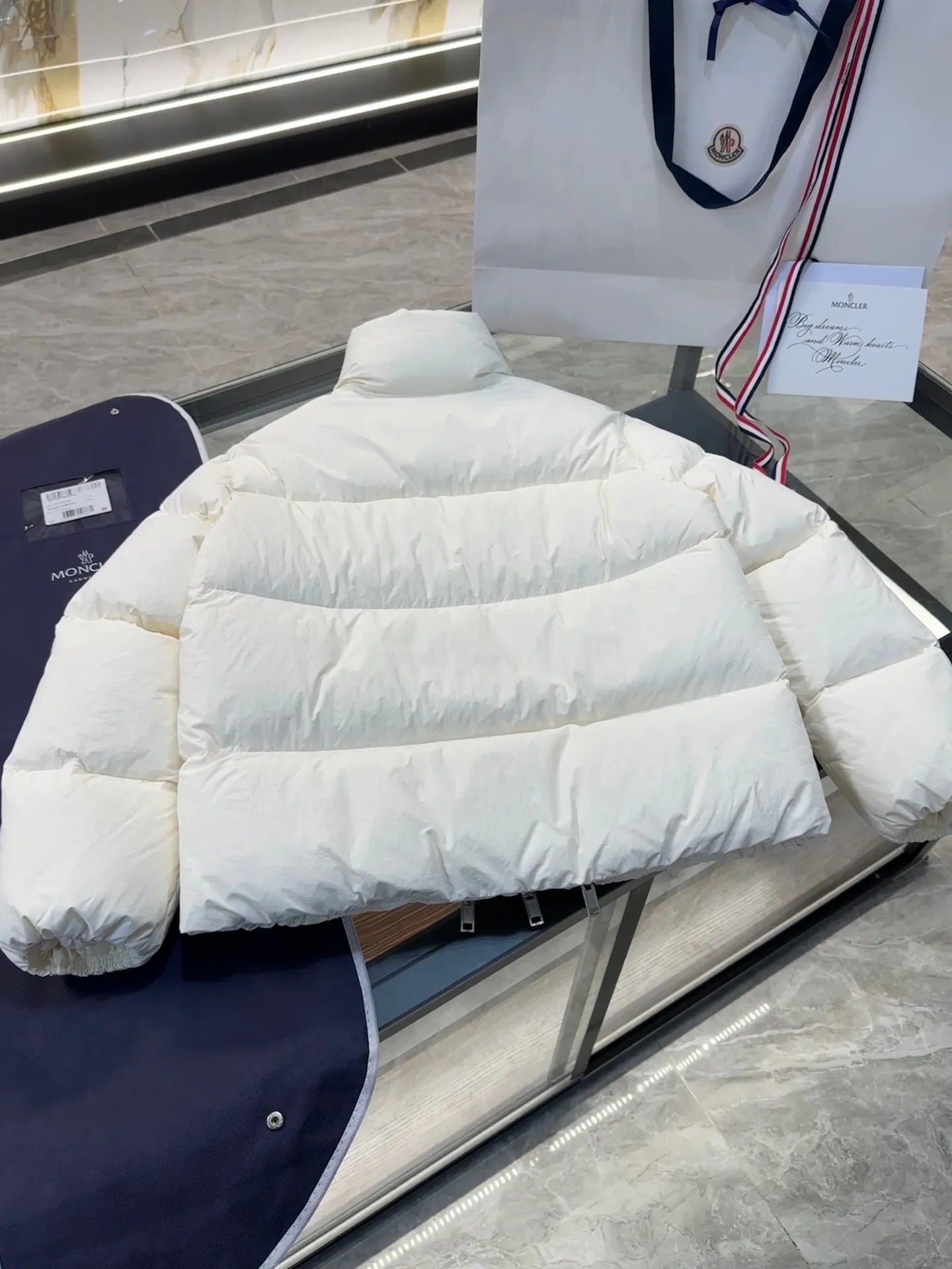 P1100 MONCLER GENIUS (Sky City show model) Moncler x Willow Smith YAEL short women's down jacket. More details, real shots