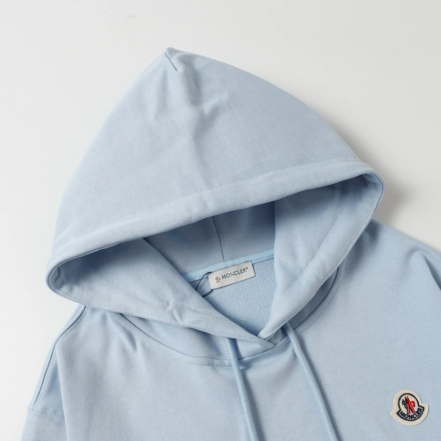 P228 Style number: 851 〈MONCLER〉Basic hooded sweatshirt for Mongolian mouth. The price of Mongolian sweatshirt is actually quite advantageous. Those who have been to the counters should know that the price of Mongolian hooded sweatshirt is not much cheaper than that of Gucci Burberry. It is just relatively low-key and unwilling to hype. It is a picture that you want to buy or not. The aloof existence... ✅Original custom-made with logo eyelets and hood ✅460g 100% cotton wool-eating fabric OS version is too big ✅Matched with the original high-weight double yarn thread ✅Correct three-needle and five-thread craftsmanship Chain edge Color: Black White Royal Blue Sky Blue Size S M L