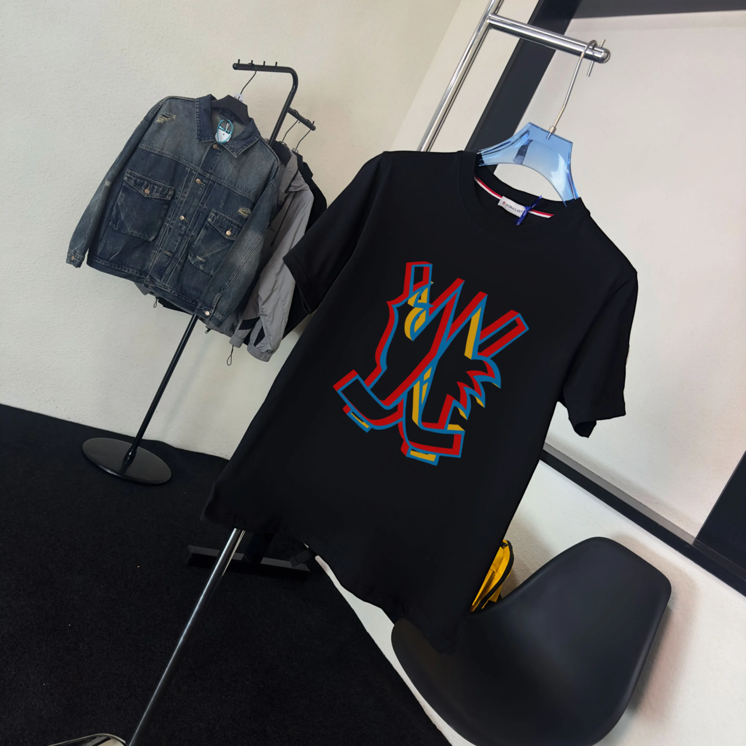 P140 💰Upgraded version "Mobile phone smart sensor ~ NFC chip armband ~ direct access to the official website for anti-counterfeiting" "Moncler ~ Mouth Mouth" 2025 new high-quality round neck short-sleeved T-shirt. The cuffs have imported embroidered labels. Customized dyeing, very comfortable to touch. Super versatile and good-looking short-sleeved. Complete with three labels. Non-market ordinary version. Feel free to compare. Quality is absolutely guaranteed! ‼ First of all, this original fabric is all custom-woven with 32-count double yarn fabric, 250G, and the weight is the same‼ Fine workmanship, double waistcoat method, double waistcoat method, double waistcoat method makes the whole dress more three-dimensional, which is not a craft that ordinary T-shirts can achieve🤪 Size: S-M-L-XL-2XL Color: black, white, apricot, same style for men and women