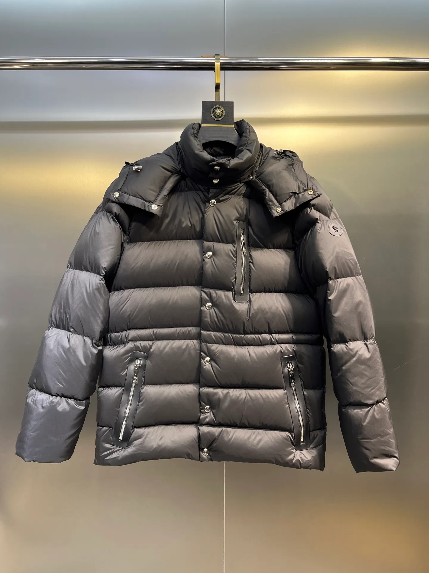 P800 Monler 25th New Down Jacket Men's Short Black Label Hooded Down Jacket Bauges down jacket is a timeless item specially designed for elegant men. The zipper uses cowhide leather design technology and is made of lightweight micro-nylon fabric. The cropped silhouette features signature quilting and discreet logo details, adding a touch of Moncler chic to everyday looks. Japanese standard 90 velvet filling color: black apricot Size: 1-2-3-4