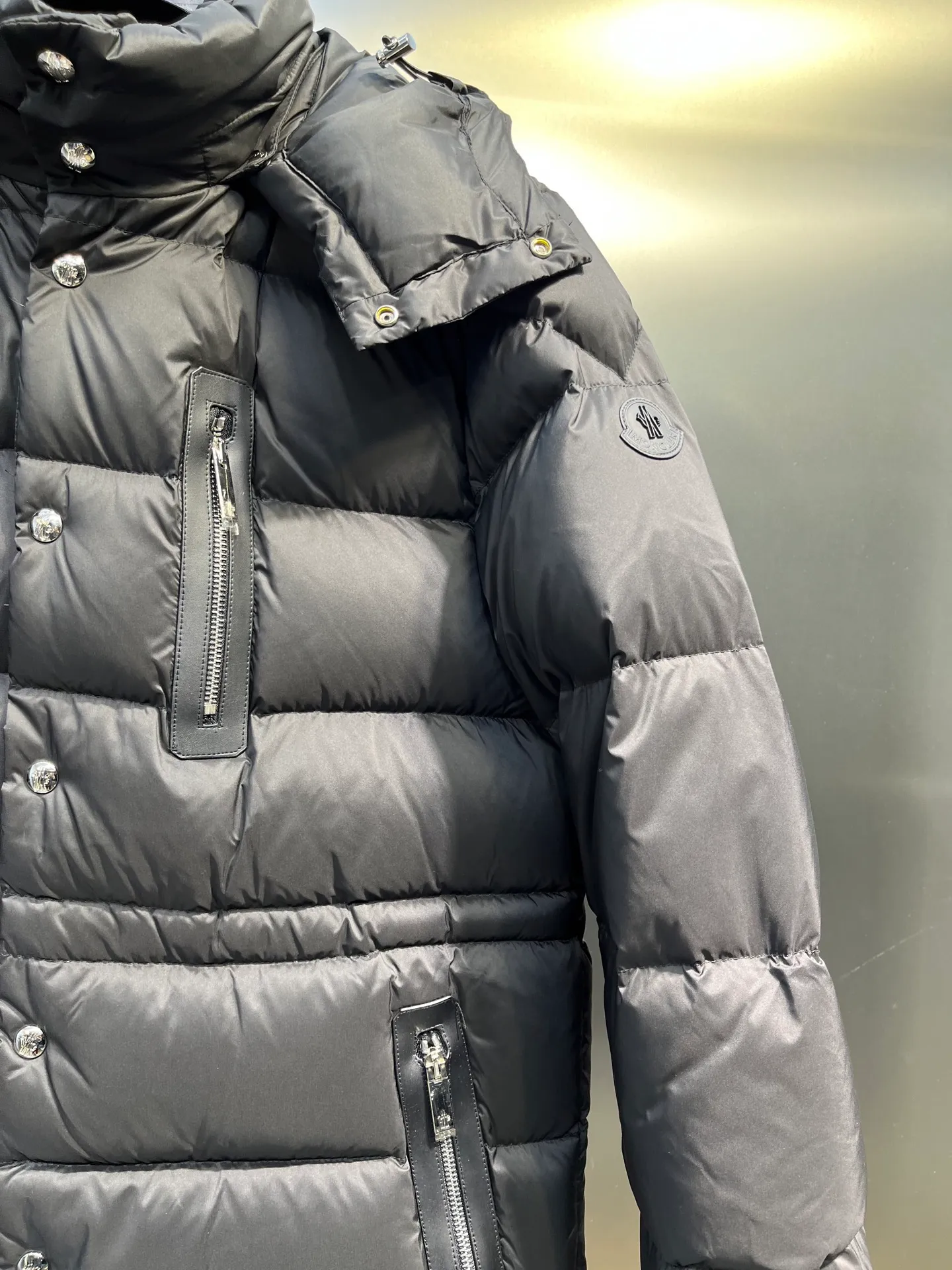 P800 Monler 25th New Down Jacket Men's Short Black Label Hooded Down Jacket Bauges down jacket is a timeless item specially designed for elegant men. The zipper uses cowhide leather design technology and is made of lightweight micro-nylon fabric. The cropped silhouette features signature quilting and discreet logo details, adding a touch of Moncler chic to everyday looks. Japanese standard 90 velvet filling color: black apricot Size: 1-2-3-4