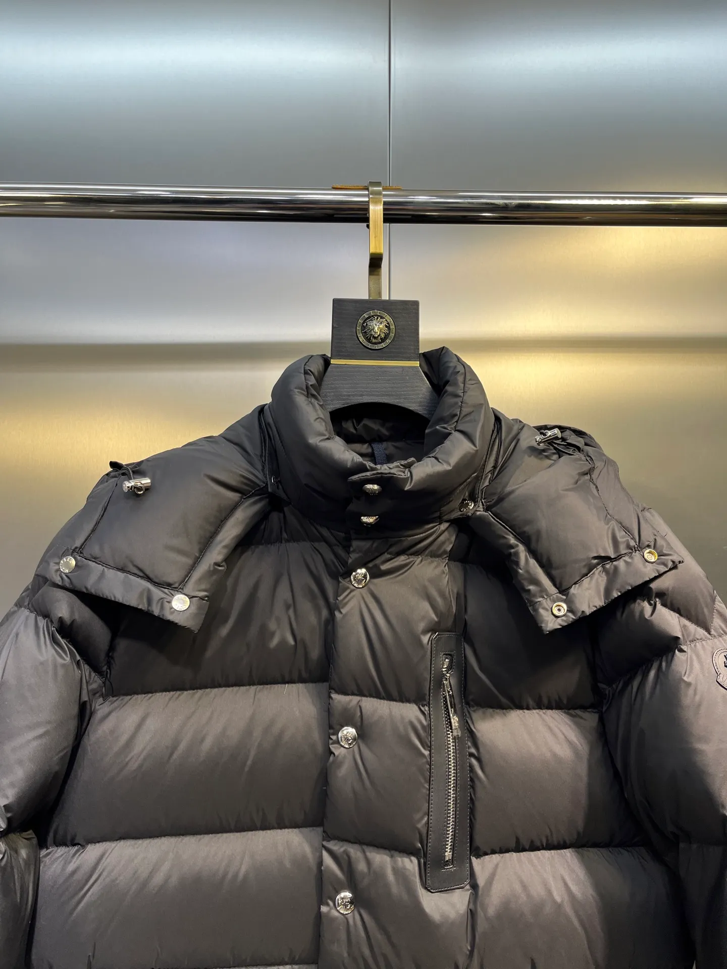 P800 Monler 25th New Down Jacket Men's Short Black Label Hooded Down Jacket Bauges down jacket is a timeless item specially designed for elegant men. The zipper uses cowhide leather design technology and is made of lightweight micro-nylon fabric. The cropped silhouette features signature quilting and discreet logo details, adding a touch of Moncler chic to everyday looks. Japanese standard 90 velvet filling color: black apricot Size: 1-2-3-4