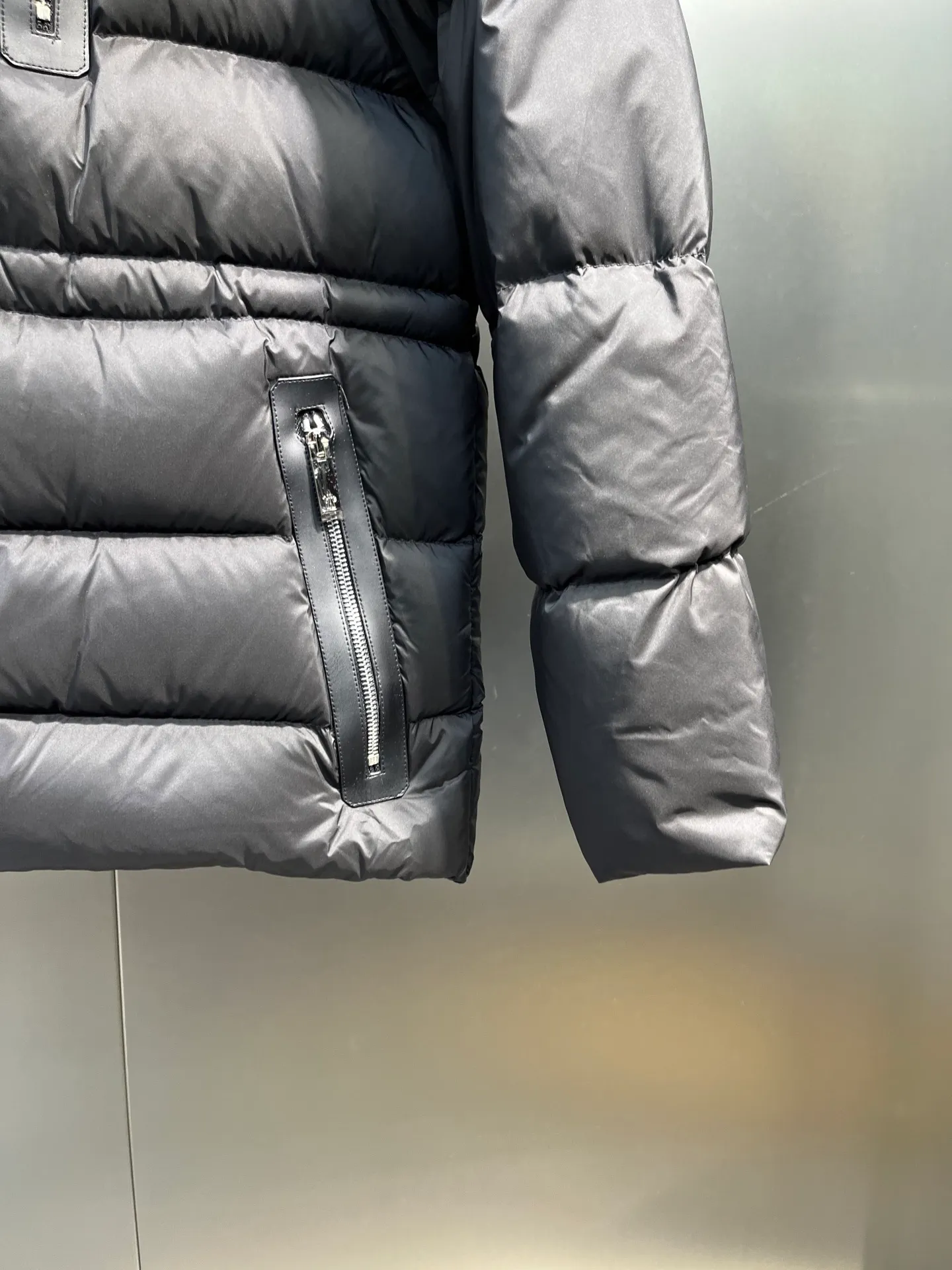 P800 Monler 25th New Down Jacket Men's Short Black Label Hooded Down Jacket Bauges down jacket is a timeless item specially designed for elegant men. The zipper uses cowhide leather design technology and is made of lightweight micro-nylon fabric. The cropped silhouette features signature quilting and discreet logo details, adding a touch of Moncler chic to everyday looks. Japanese standard 90 velvet filling color: black apricot Size: 1-2-3-4