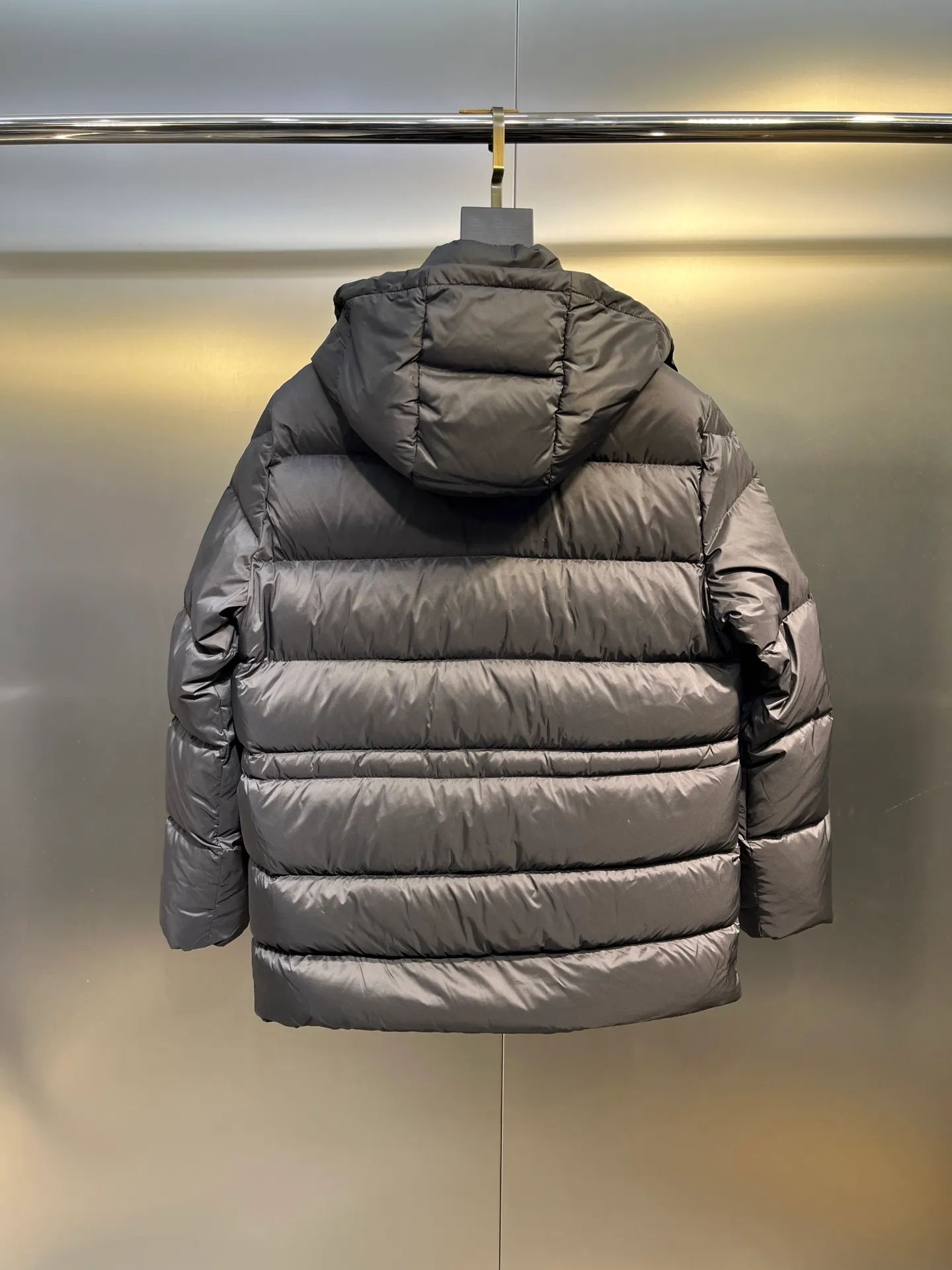 P800 Monler 25th New Down Jacket Men's Short Black Label Hooded Down Jacket Bauges down jacket is a timeless item specially designed for elegant men. The zipper uses cowhide leather design technology and is made of lightweight micro-nylon fabric. The cropped silhouette features signature quilting and discreet logo details, adding a touch of Moncler chic to everyday looks. Japanese standard 90 velvet filling color: black apricot Size: 1-2-3-4