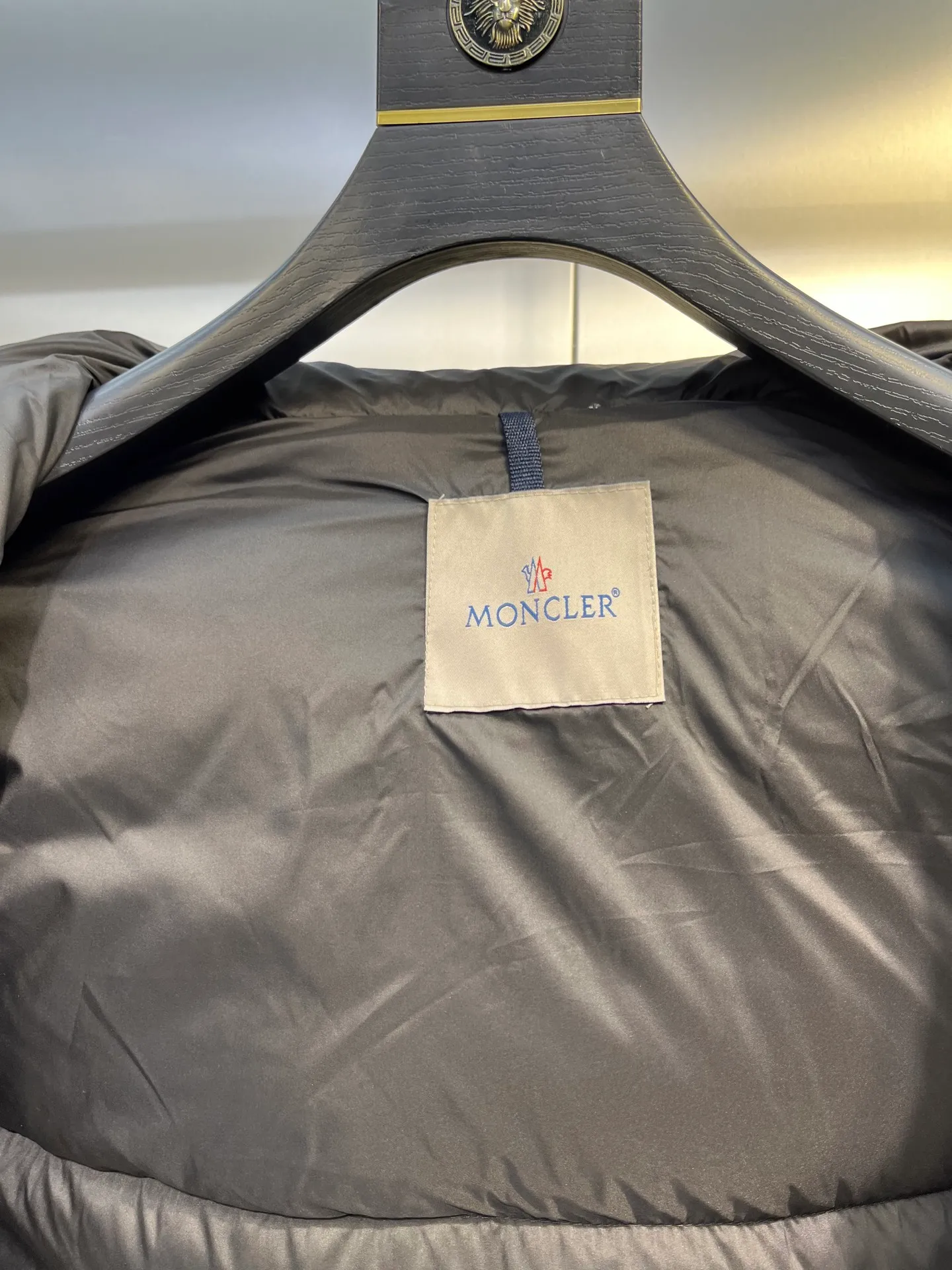 P800 Monler 25th New Down Jacket Men's Short Black Label Hooded Down Jacket Bauges down jacket is a timeless item specially designed for elegant men. The zipper uses cowhide leather design technology and is made of lightweight micro-nylon fabric. The cropped silhouette features signature quilting and discreet logo details, adding a touch of Moncler chic to everyday looks. Japanese standard 90 velvet filling color: black apricot Size: 1-2-3-4